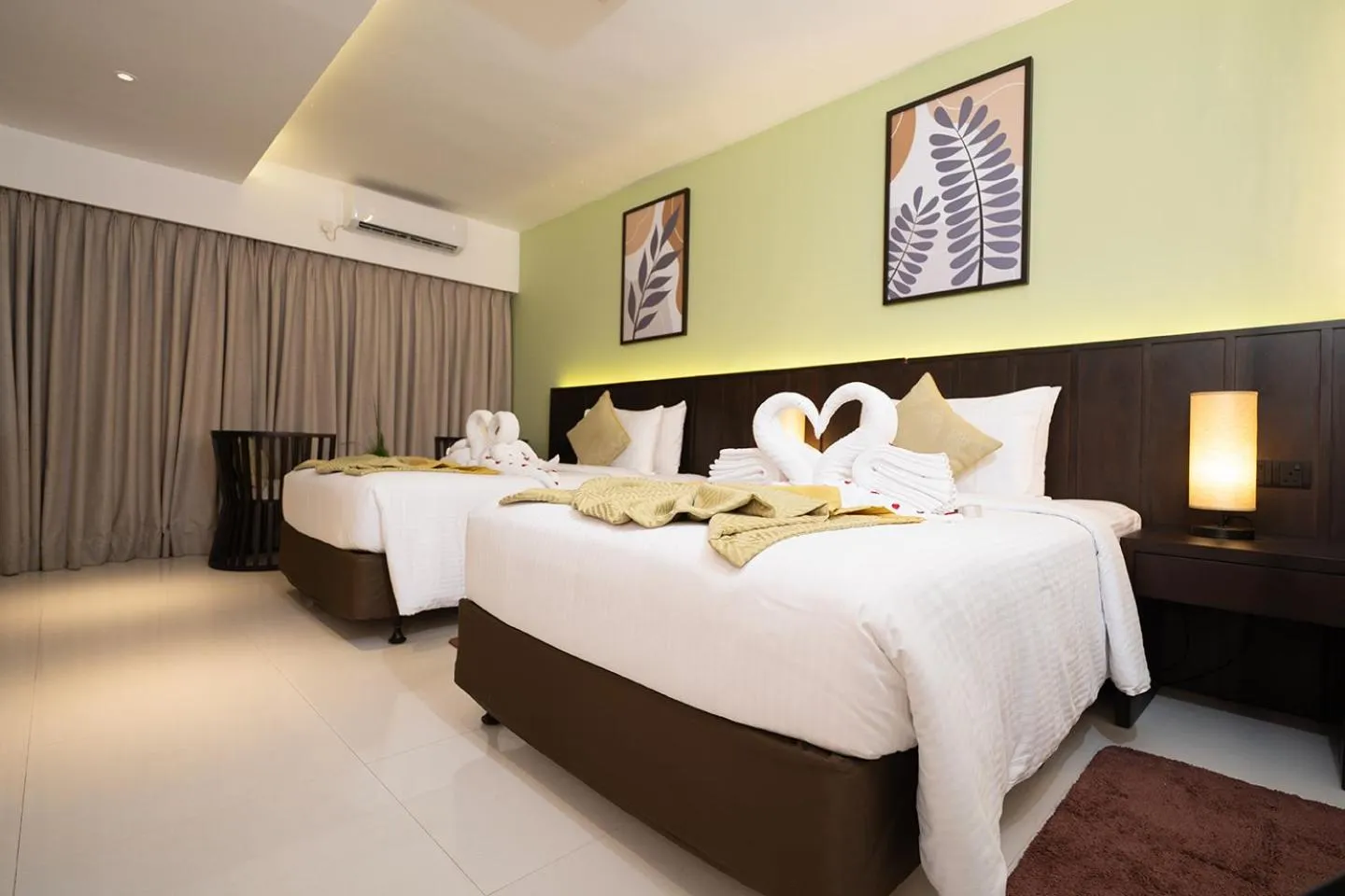 Bed in Good wood Airport Hotel