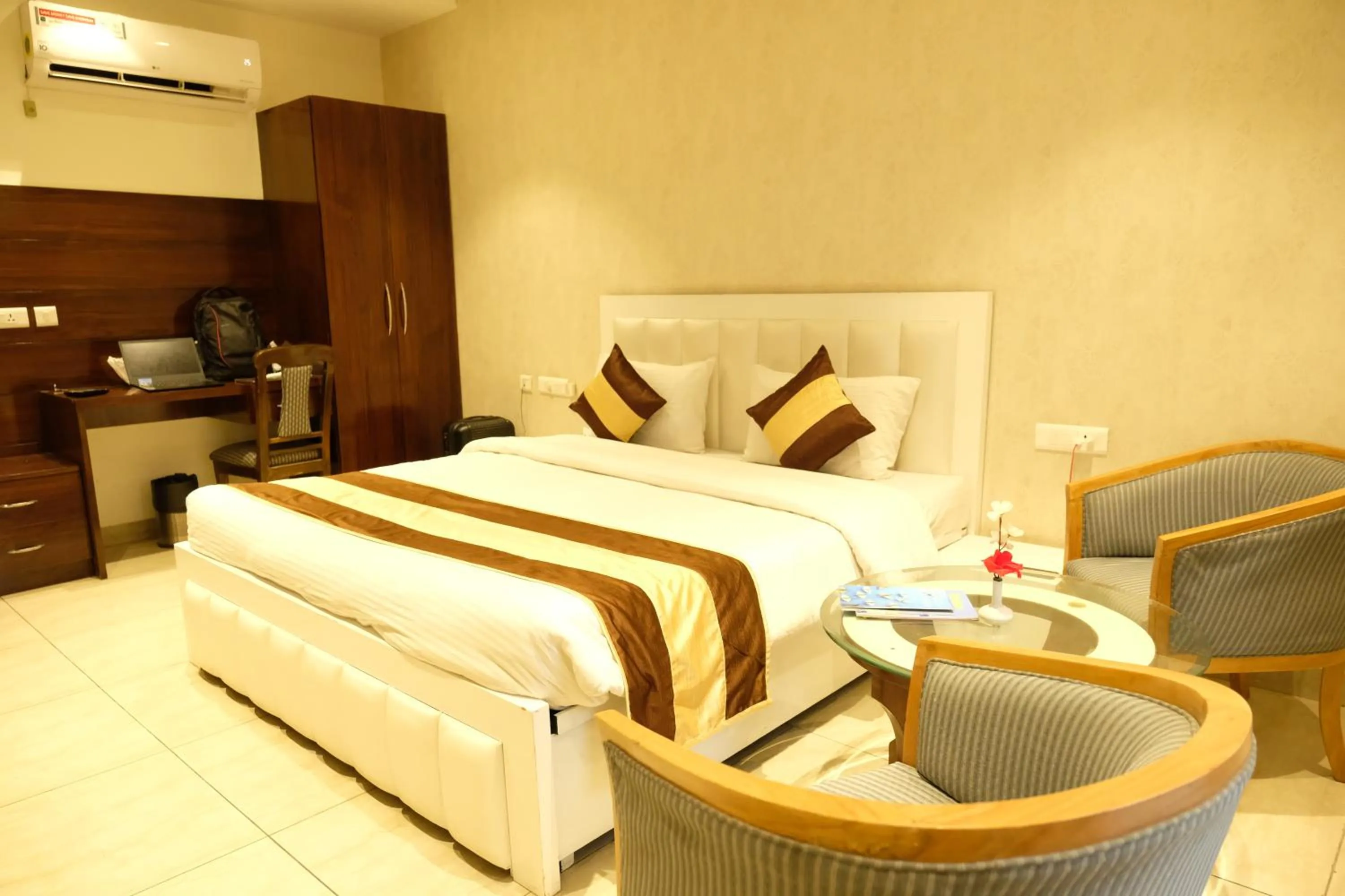 Photo of the whole room, Bed in Black Mango Resort