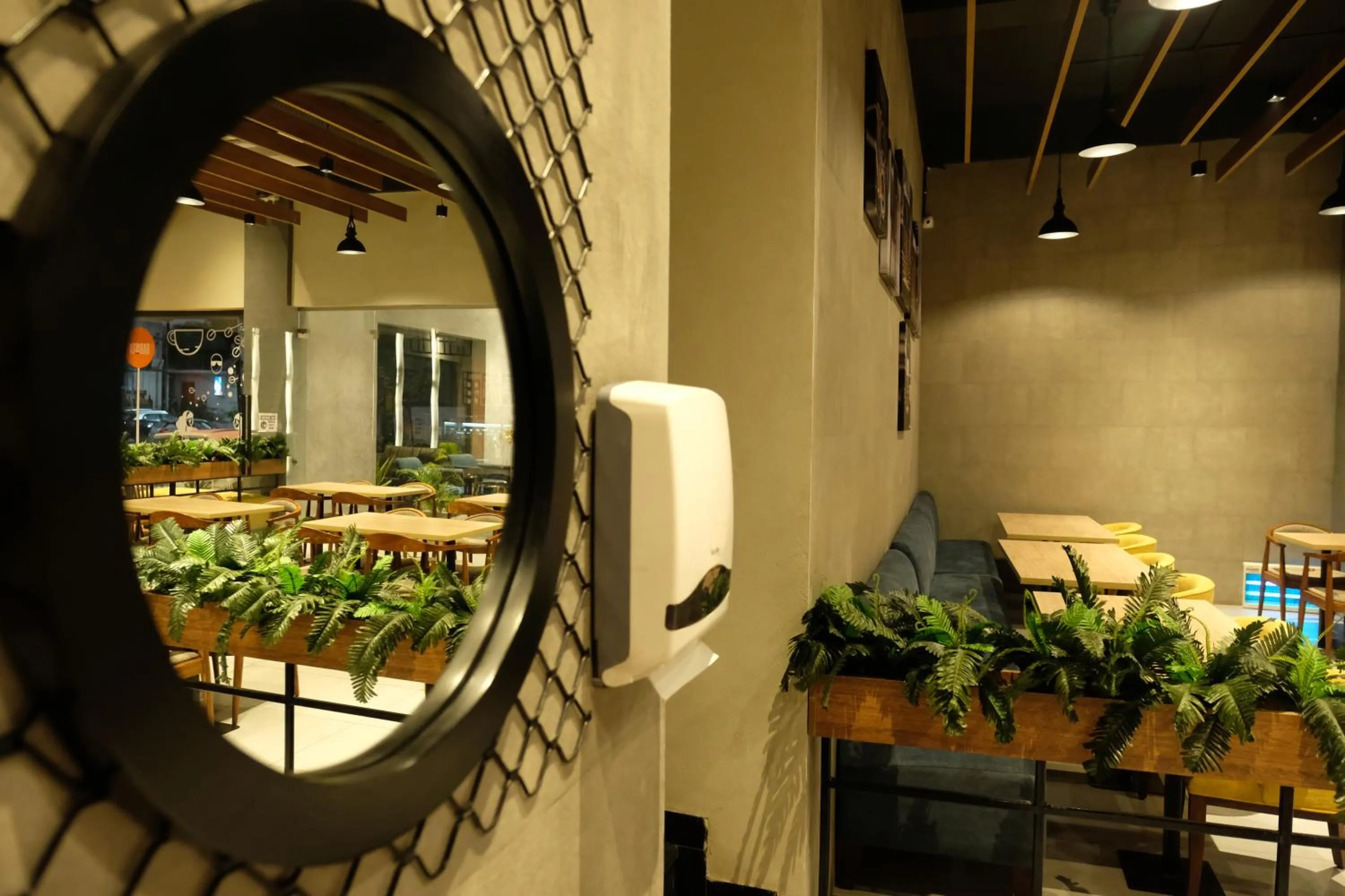 Restaurant/places to eat in Black Mango Resort