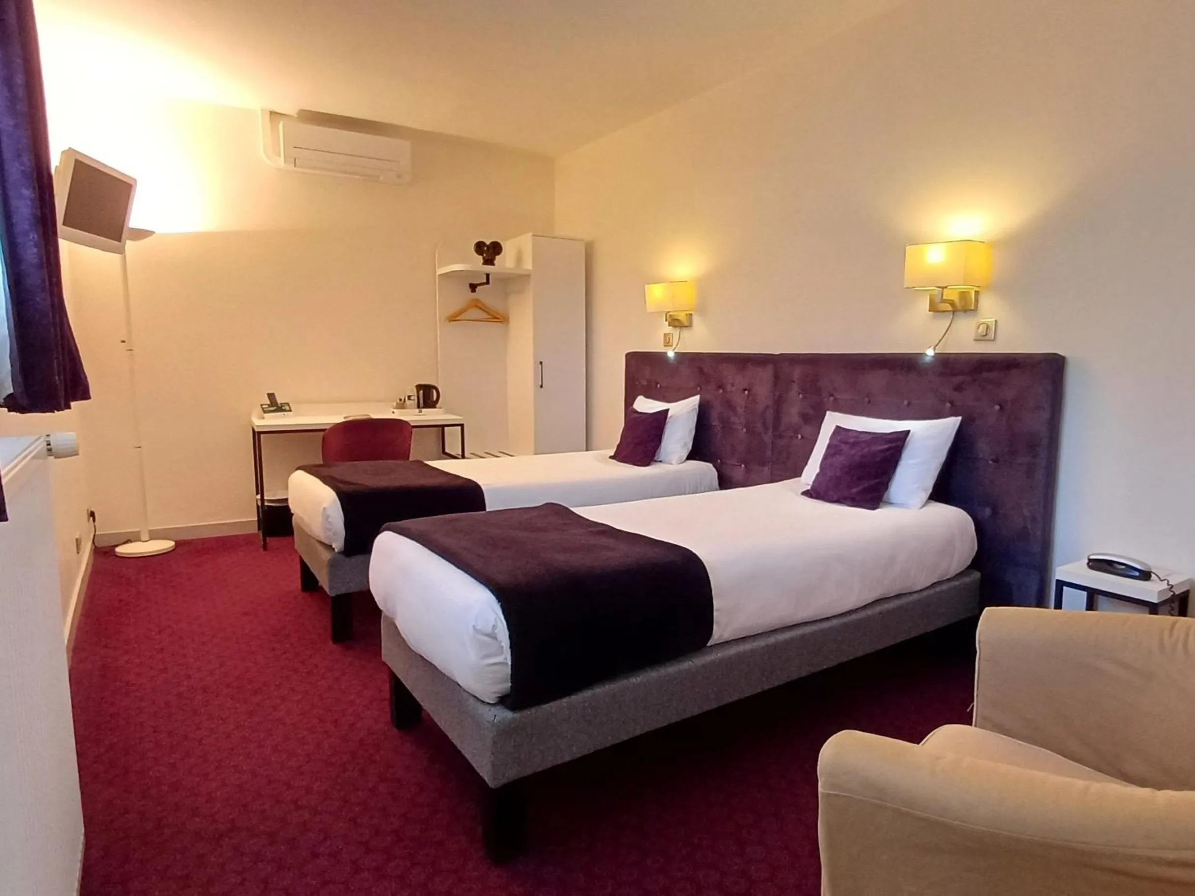 Bedroom, Bed in Logis Hotel Le Cerf