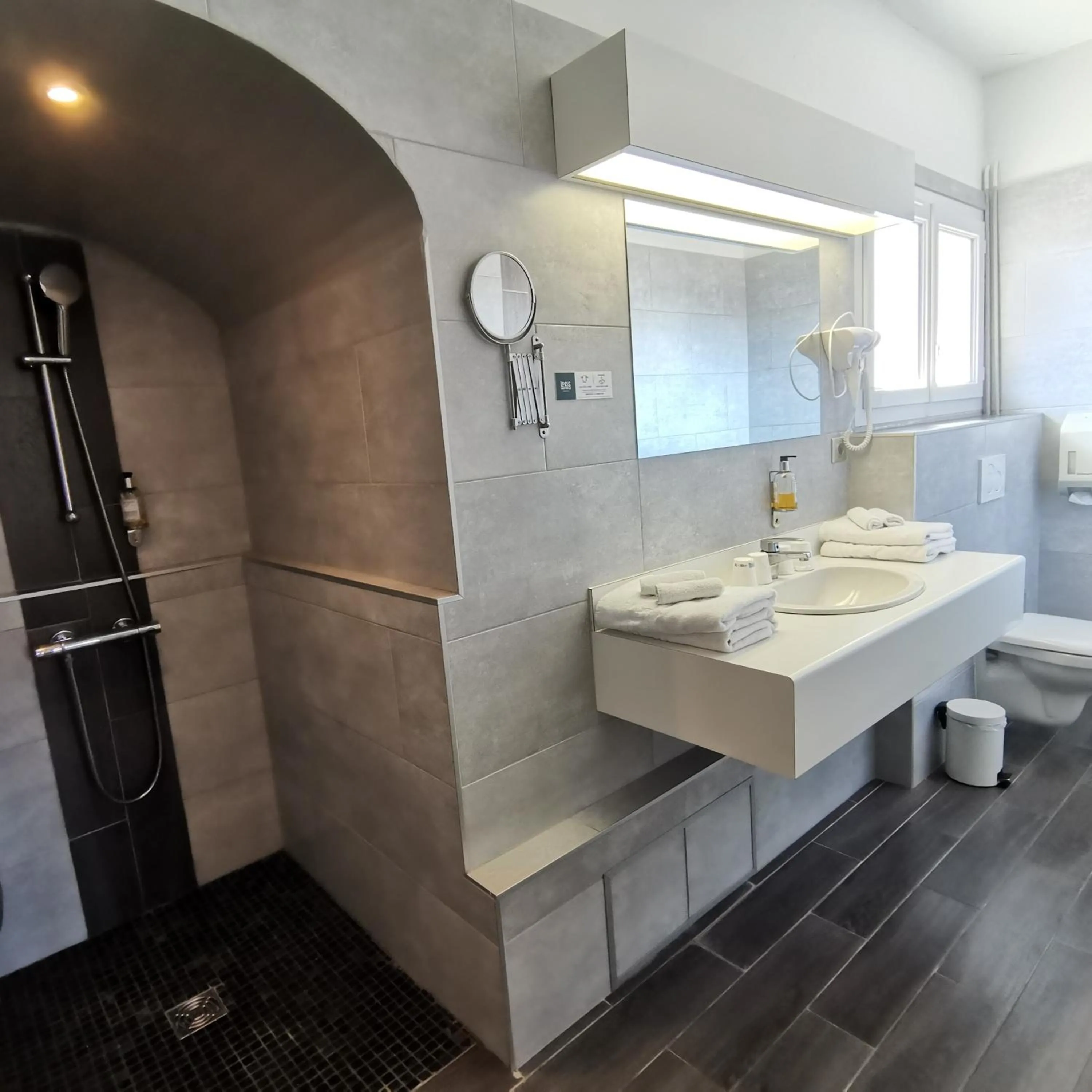 Inner courtyard view in Logis Hotel Le Cerf