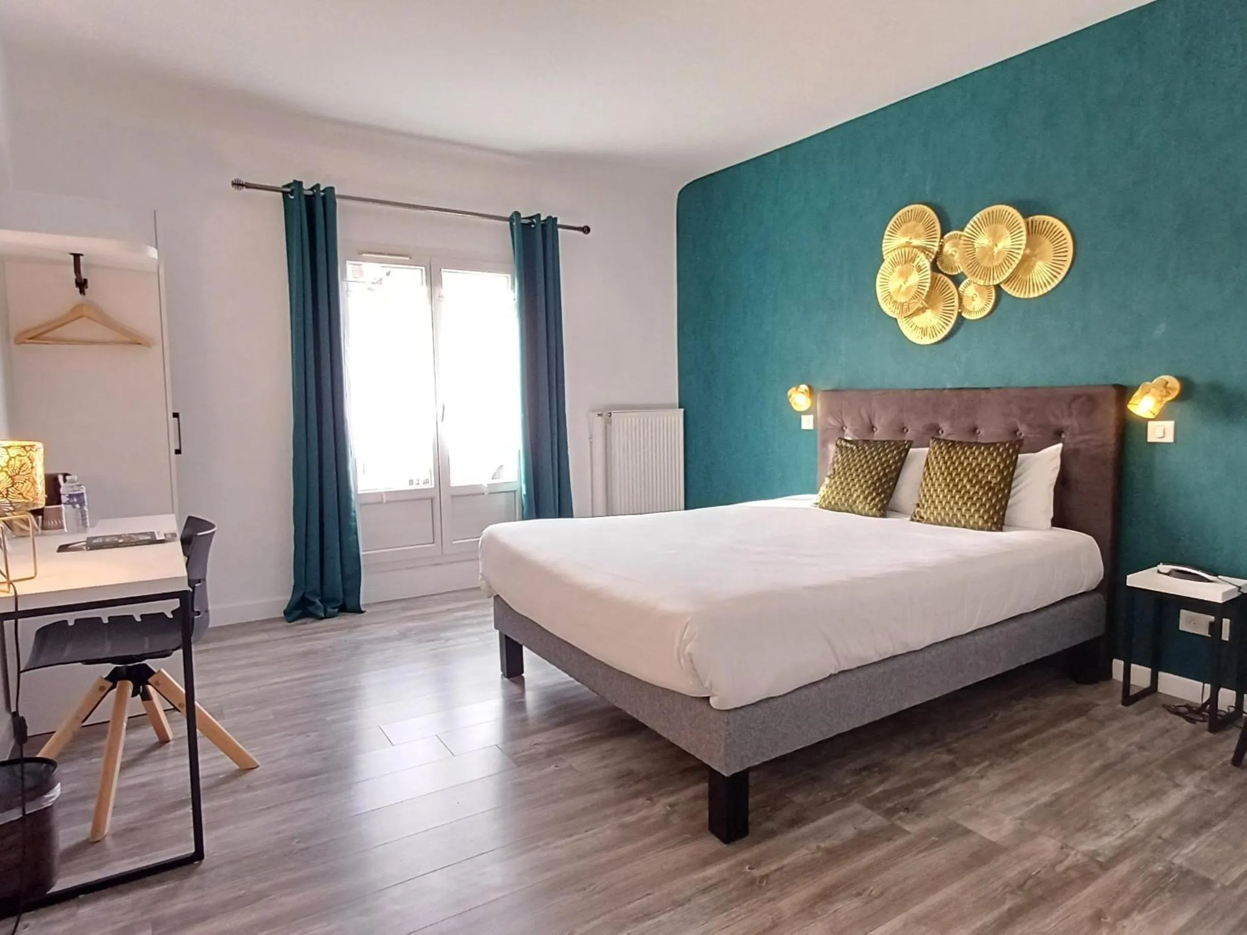 Inner courtyard view, Bed in Logis Hotel Le Cerf