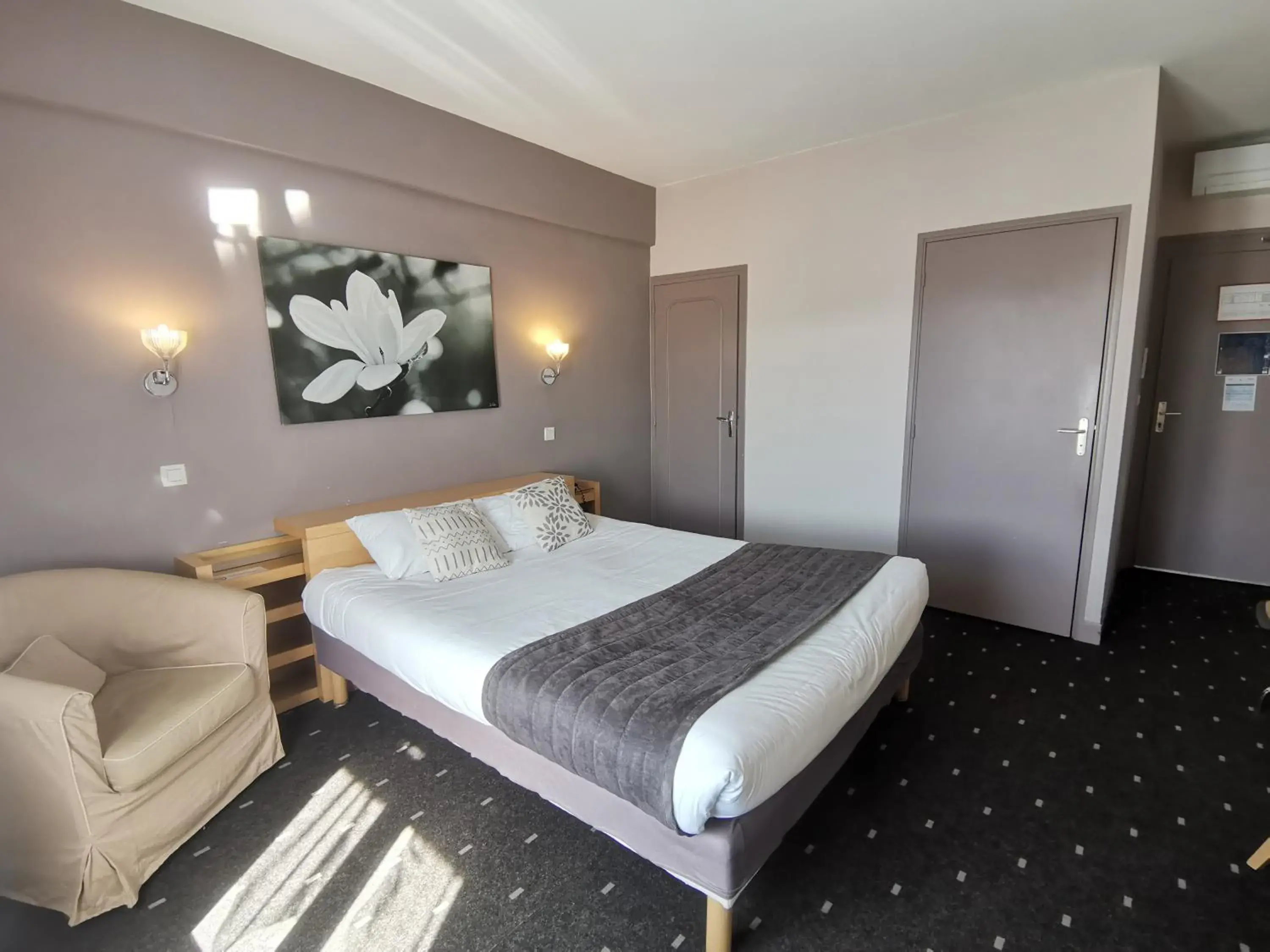 Inner courtyard view, Bed in Logis Hotel Le Cerf Inner courtyard view, Bed in Logis Hotel Le Cerf