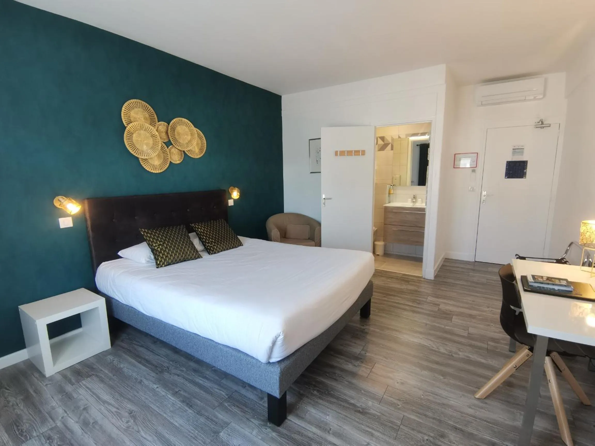 Inner courtyard view, Bed in Logis Hotel Le Cerf