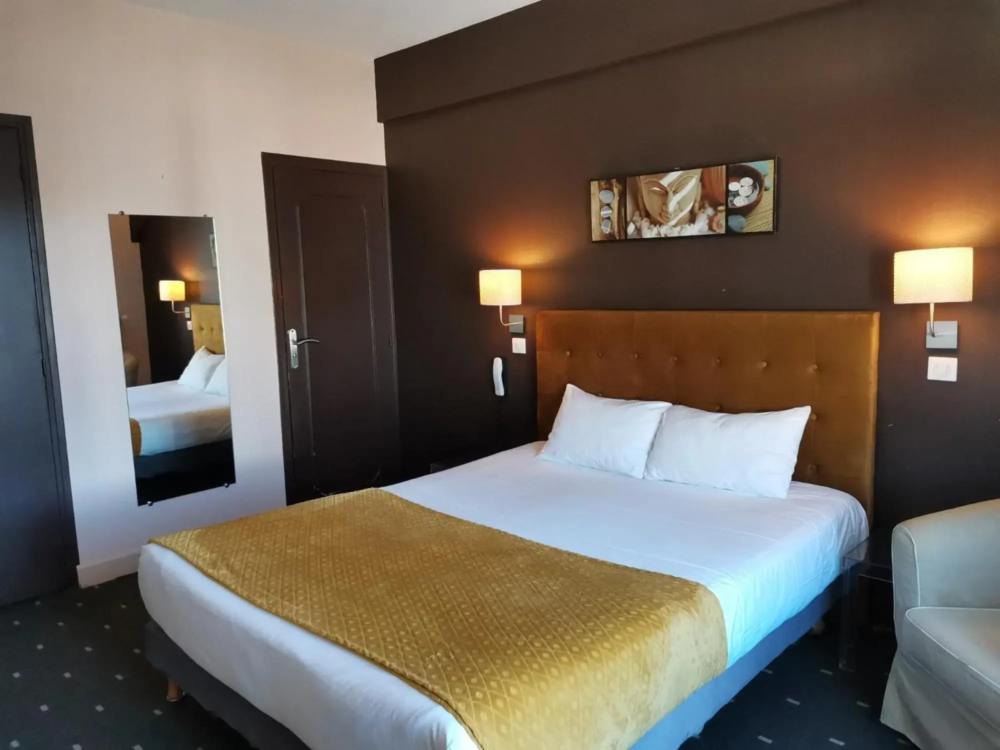 Inner courtyard view, Bed in Logis Hotel Le Cerf Inner courtyard view, Bed in Logis Hotel Le Cerf