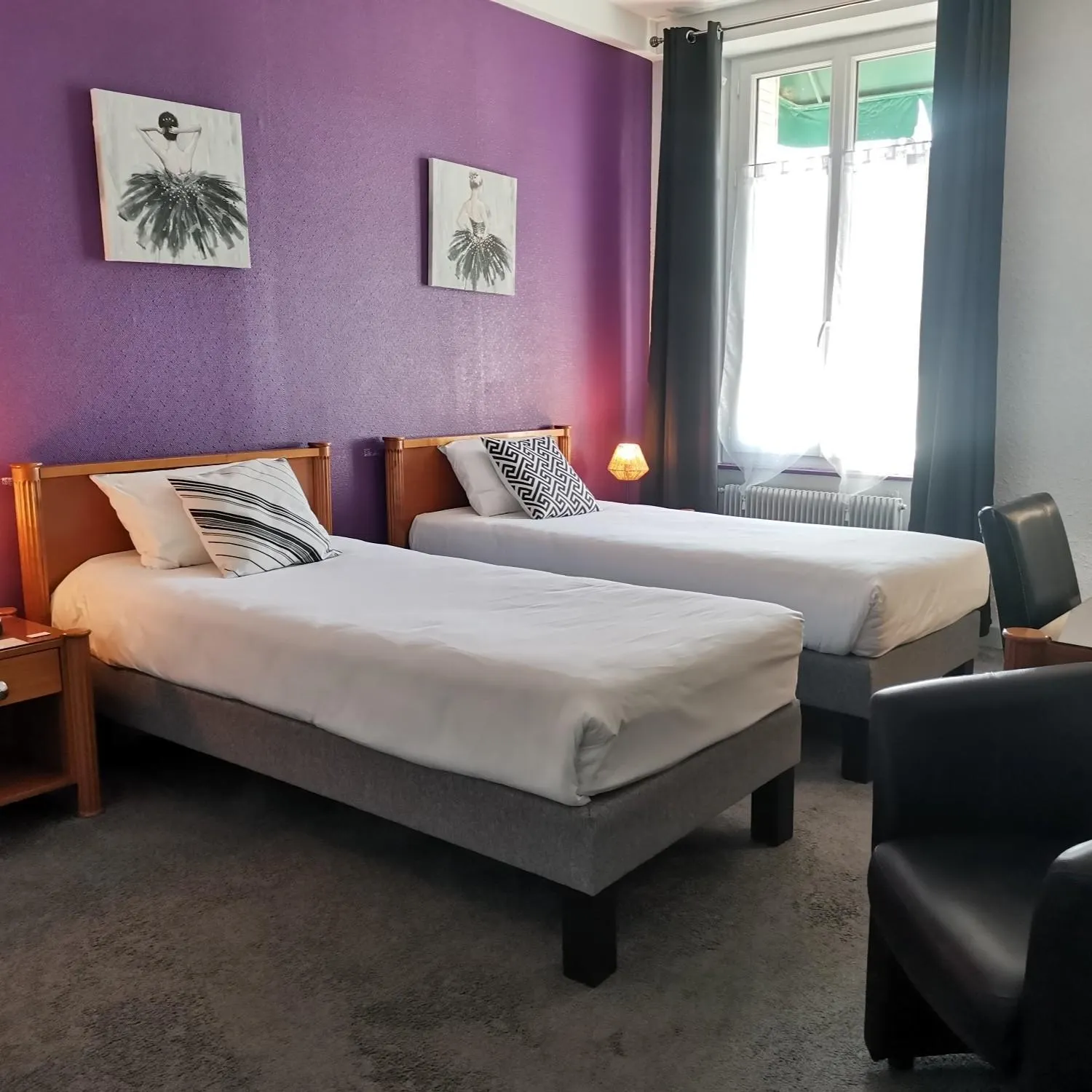 Property building, Bed in Logis Hotel Le Cerf
