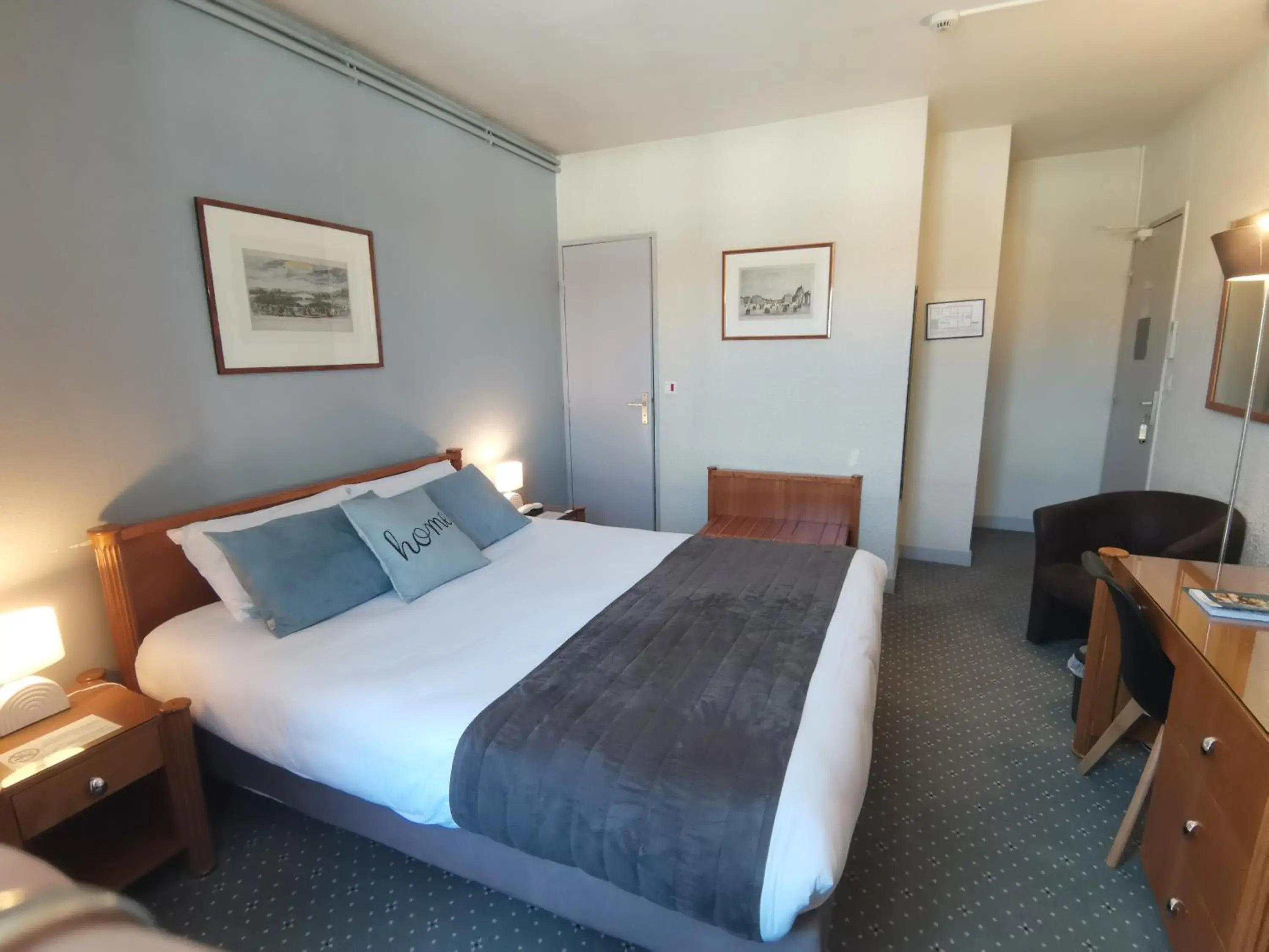 Property building, Bed in Logis Hotel Le Cerf Property building, Bed in Logis Hotel Le Cerf