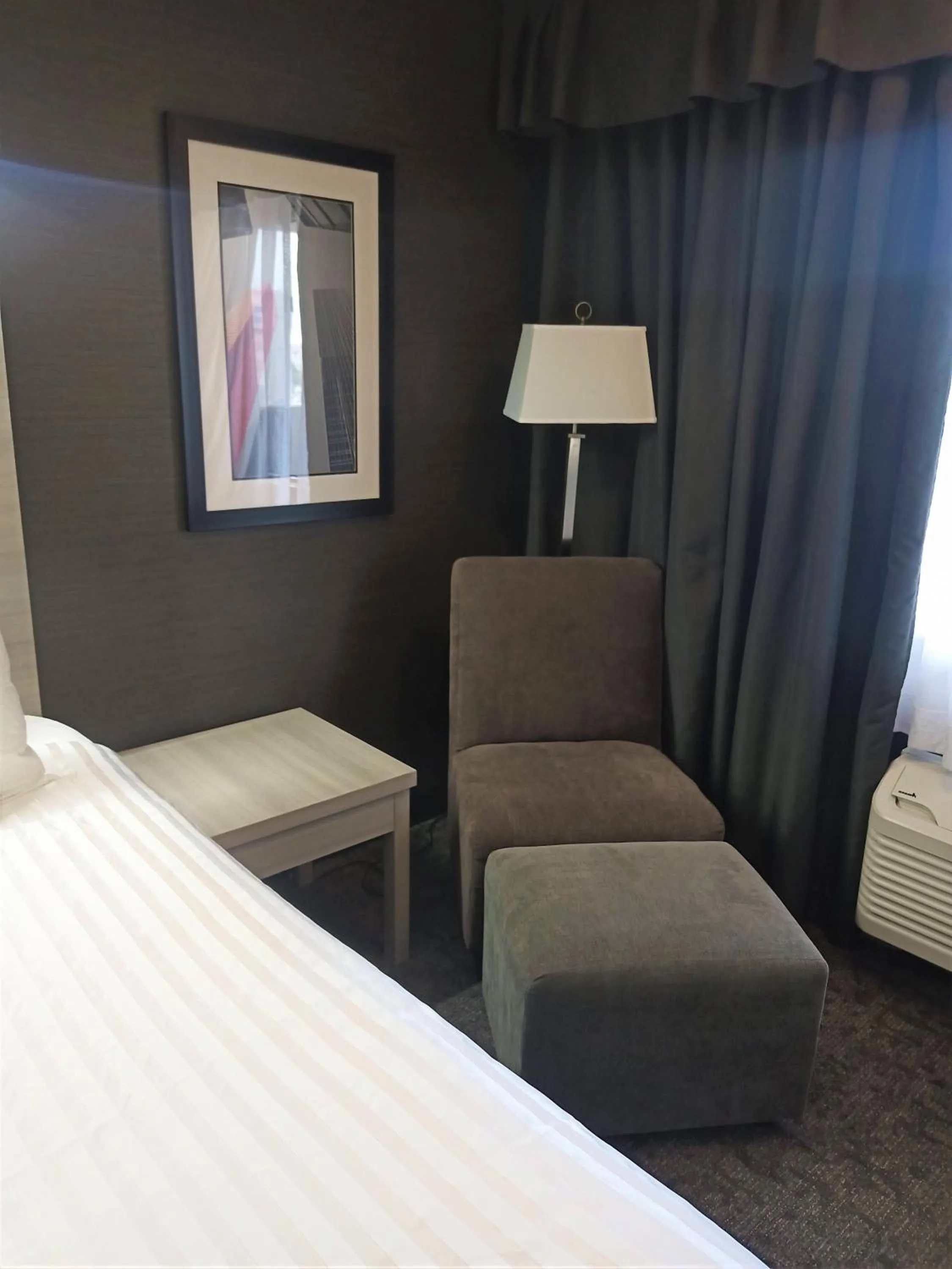 Seating area, Bed in Best Western Plus Village Park Inn