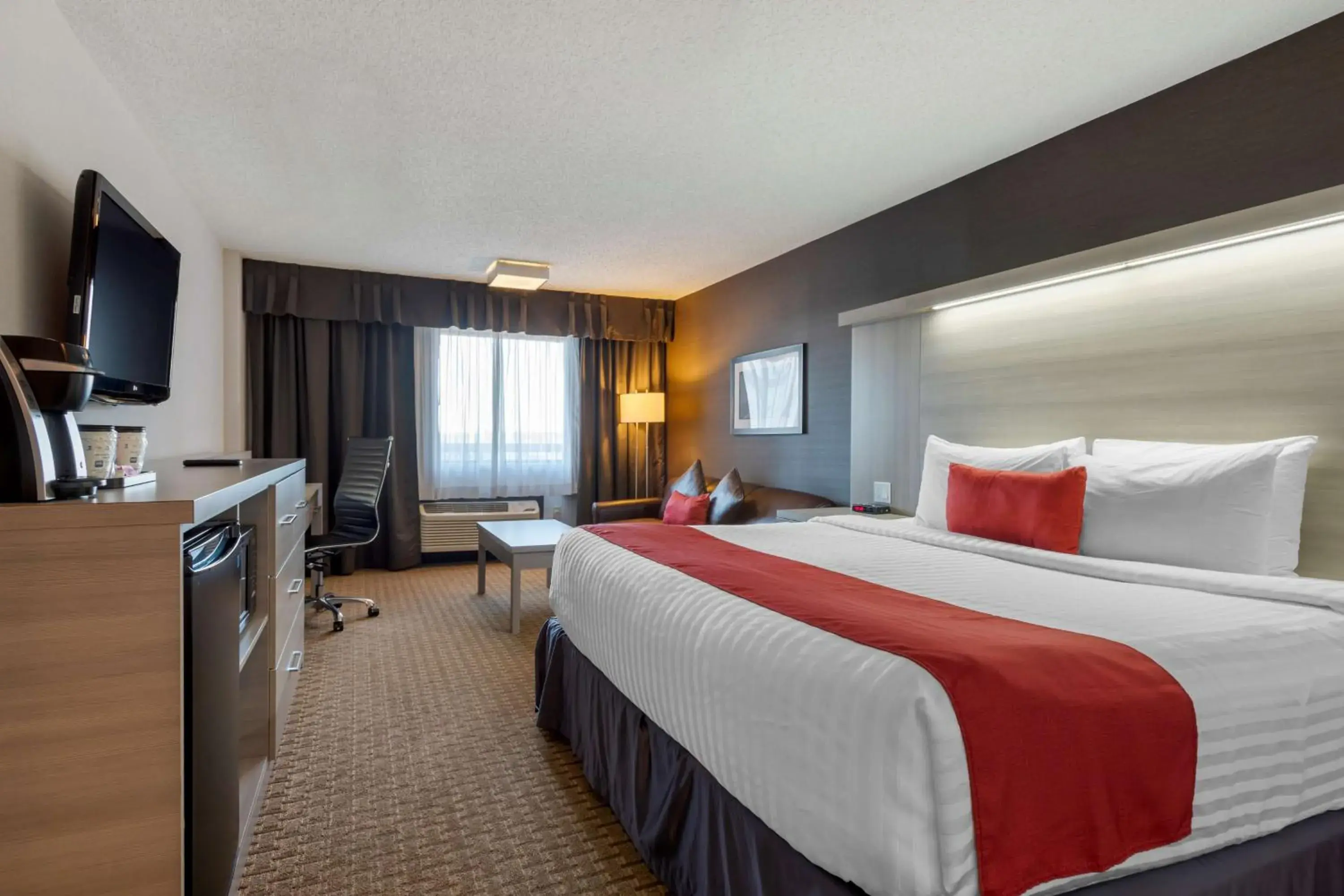 Bedroom, Bed in Best Western Plus Village Park Inn Bedroom, Bed in Best Western Plus Village Park Inn