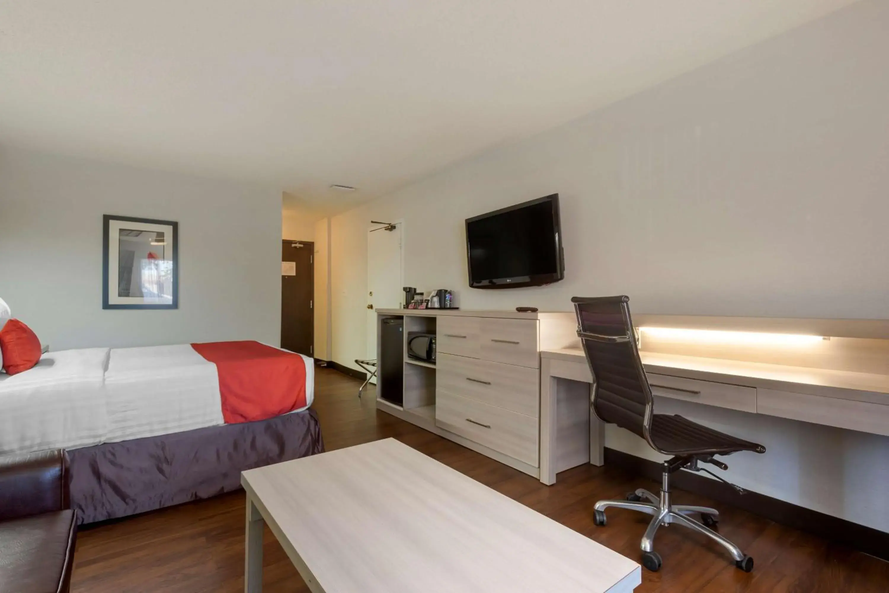 Queen Room - Pet Friendly/Non-Smoking in Best Western Plus Village Park Inn Queen Room - Pet Friendly/Non-Smoking in Best Western Plus Village Park Inn