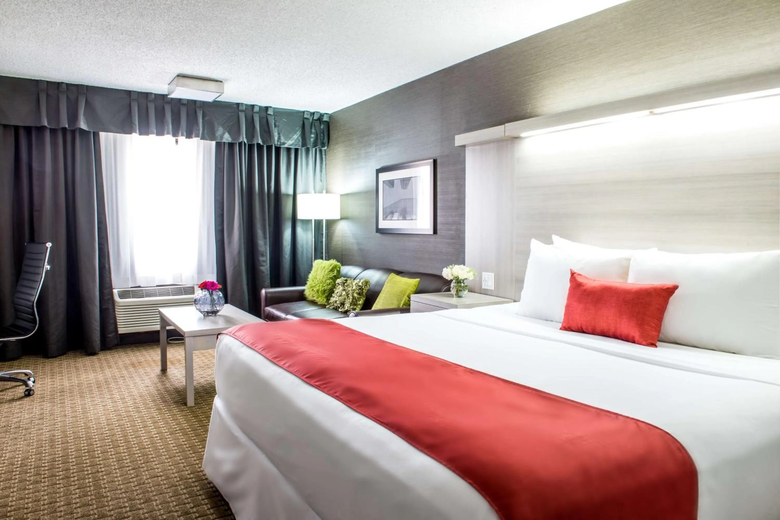 Photo of the whole room, Bed in Best Western Plus Village Park Inn