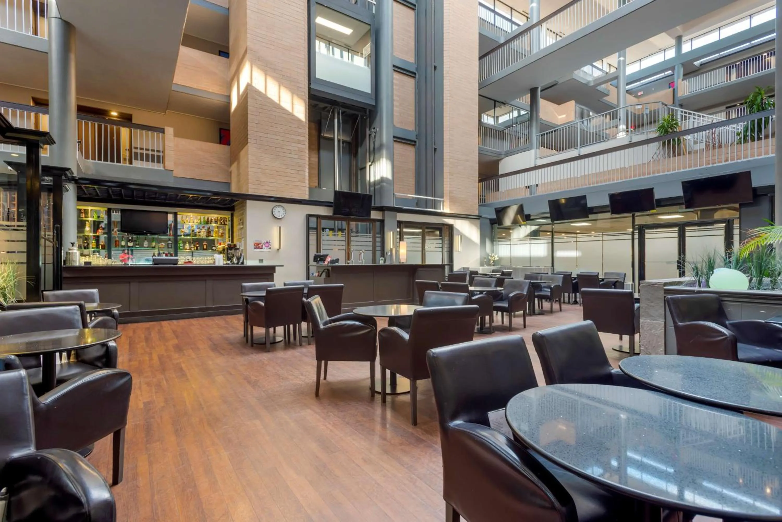 Restaurant/places to eat in Best Western Plus Village Park Inn