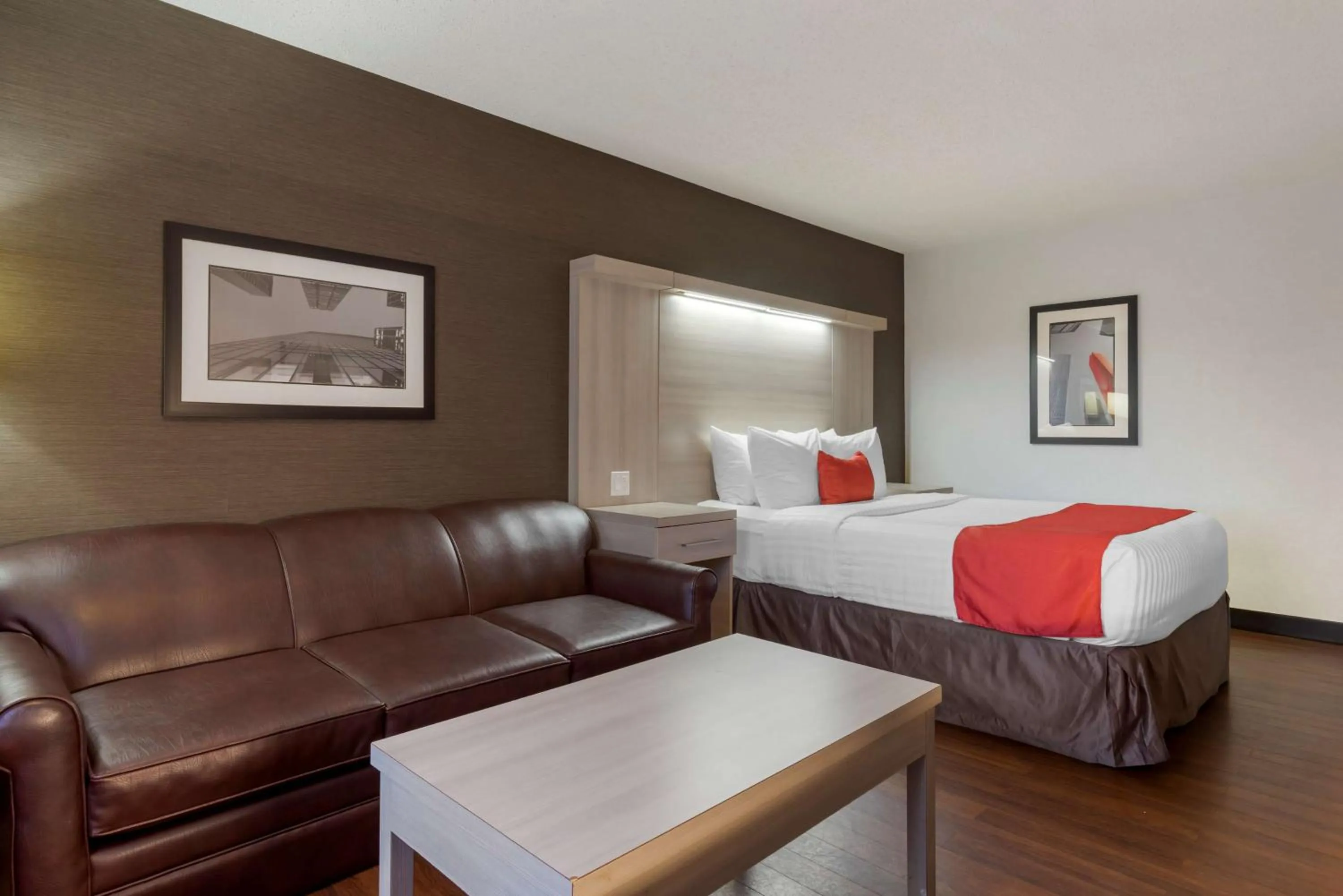 Bedroom, Bed in Best Western Plus Village Park Inn