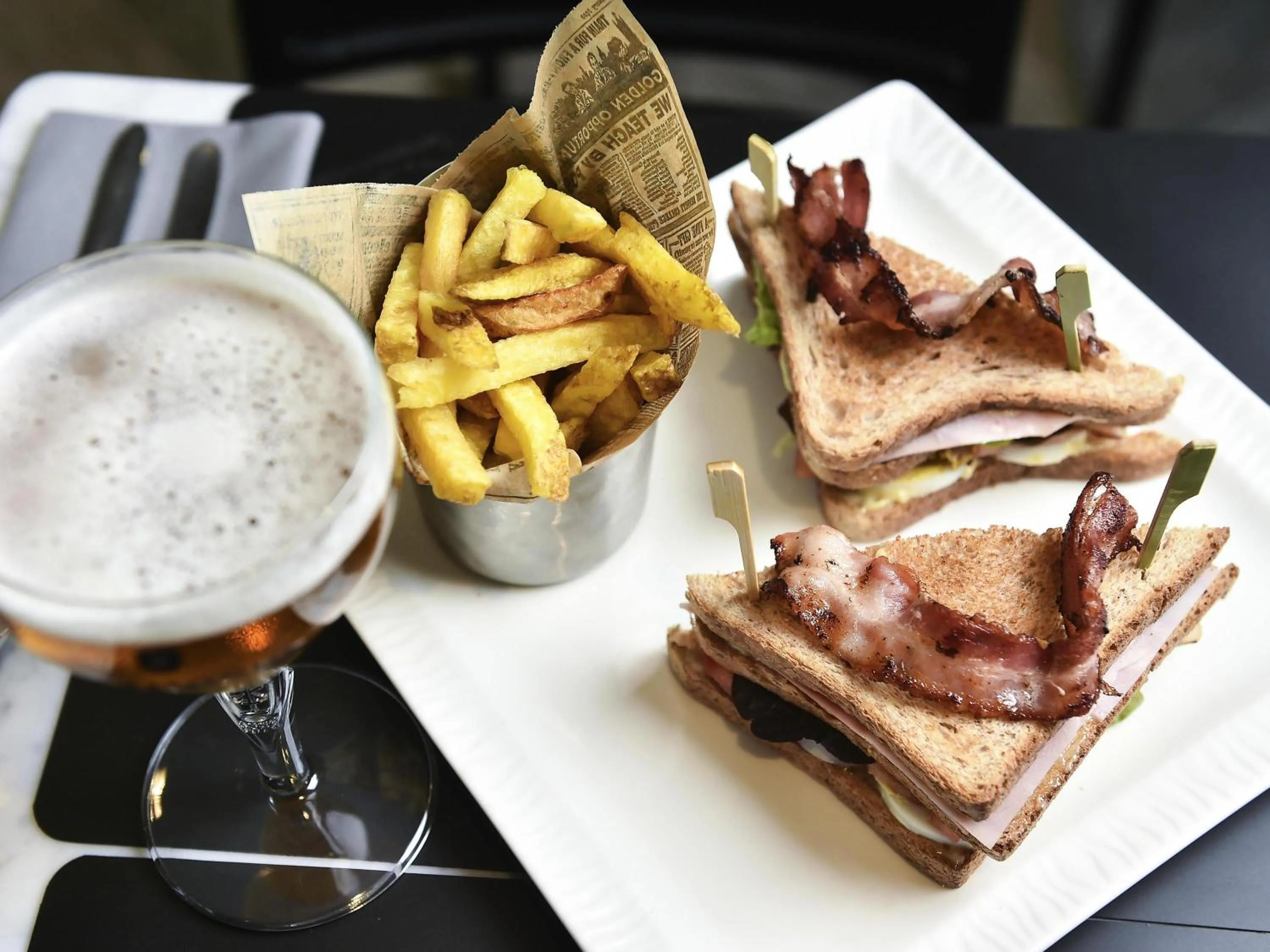 Lounge or bar in ibis Styles Dijon Central