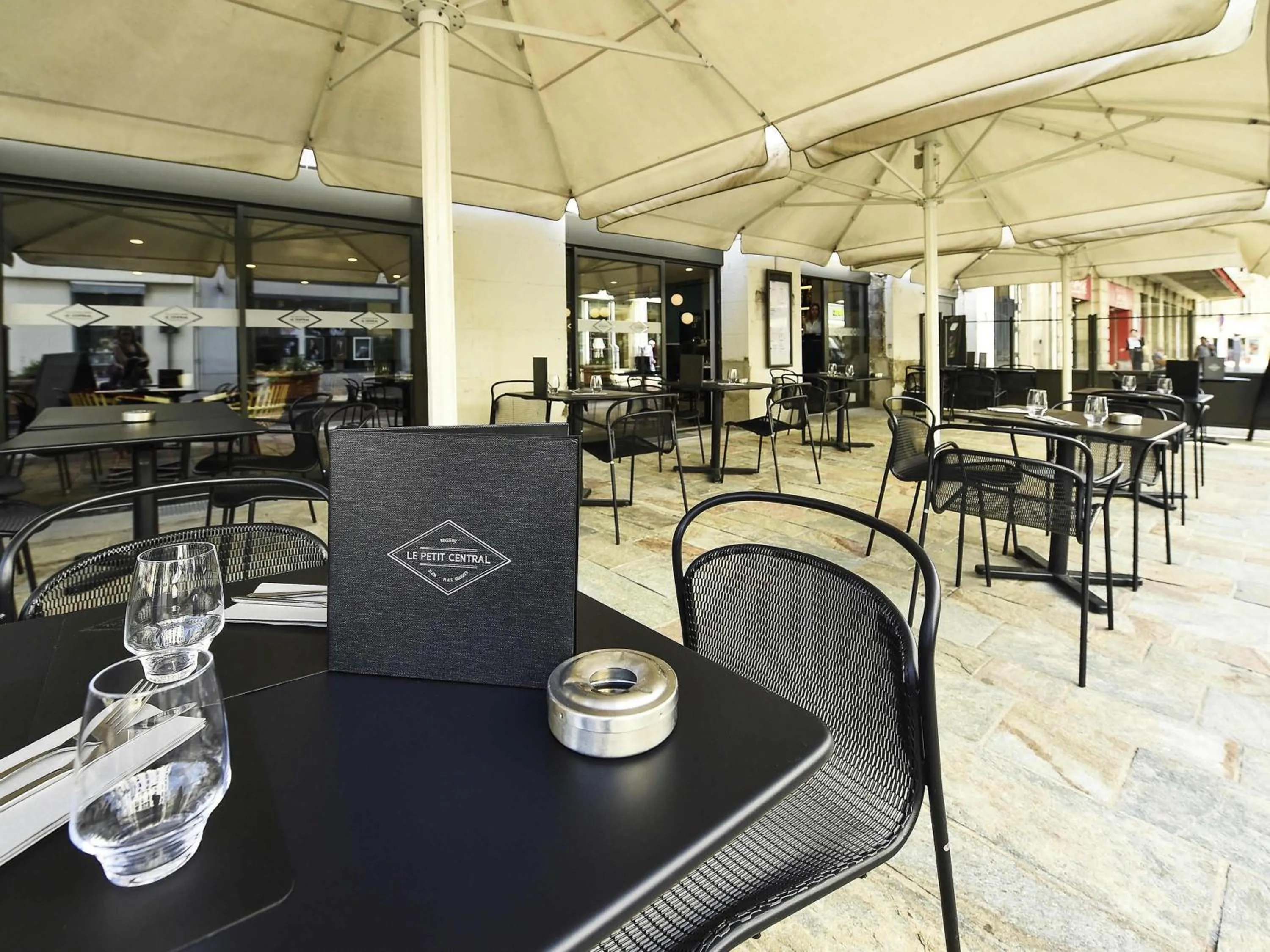 Lounge or bar in ibis Styles Dijon Central