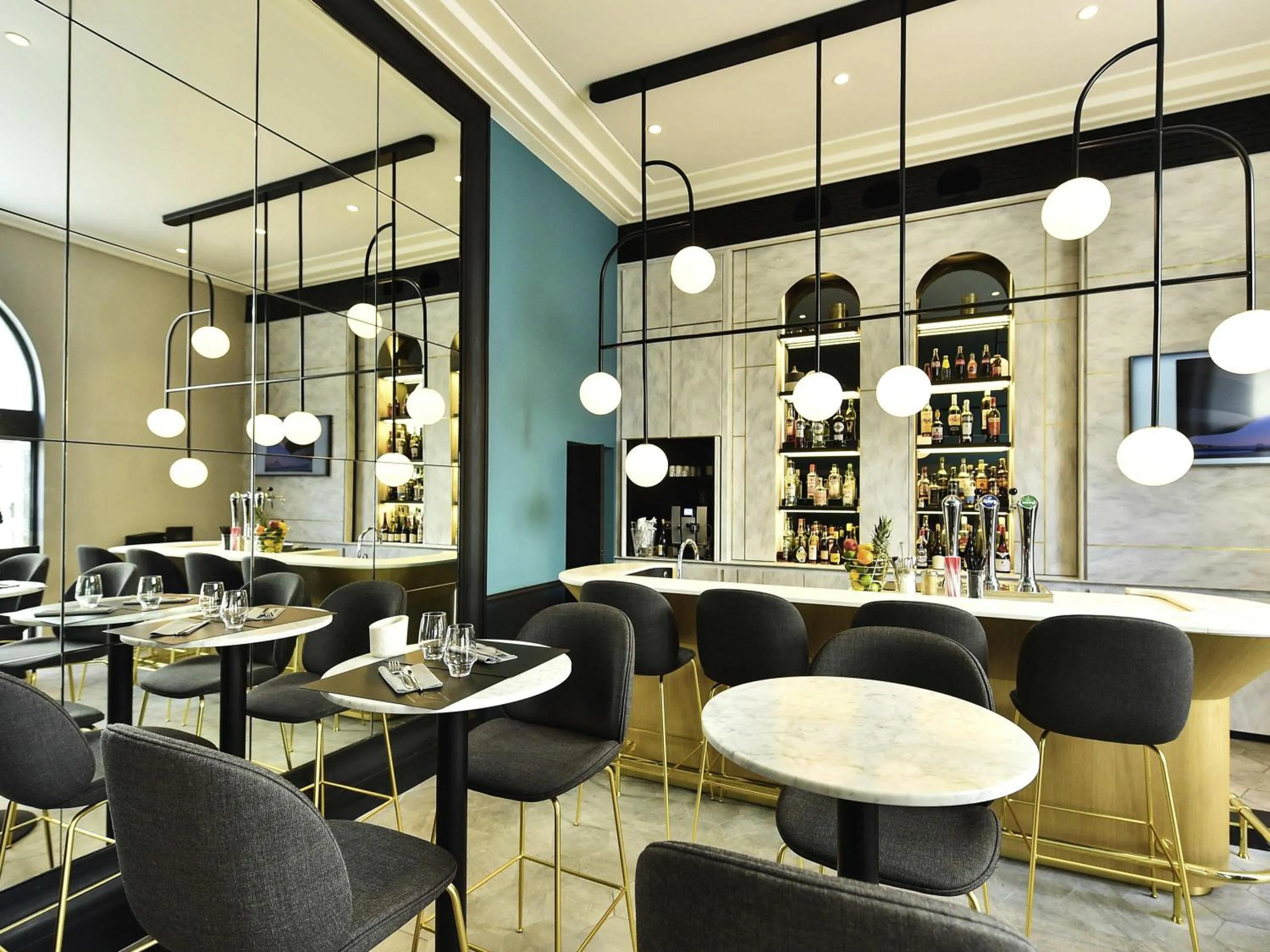 Lounge or bar in ibis Styles Dijon Central