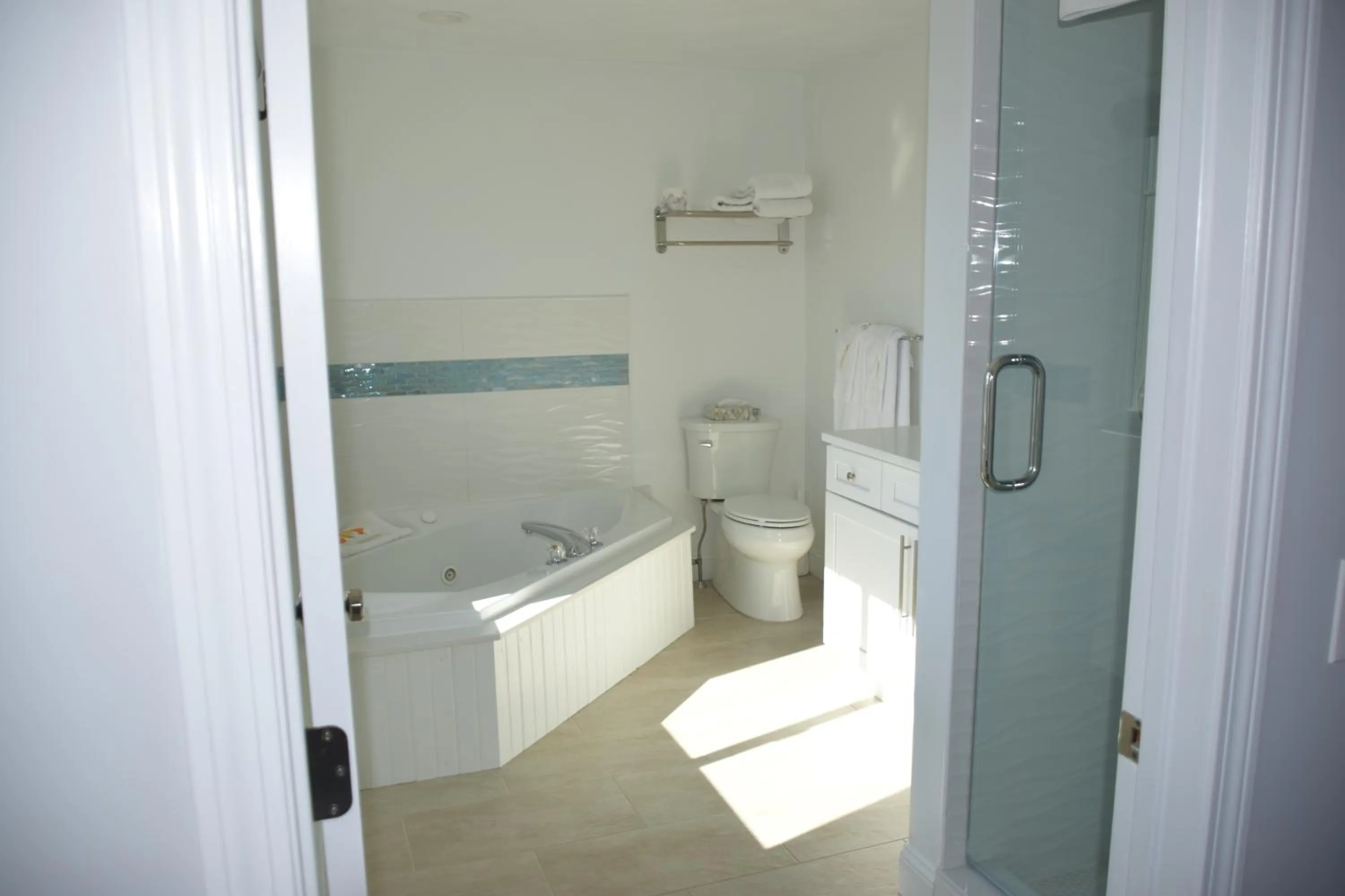 Shower in Rhea's Inn by the Sea