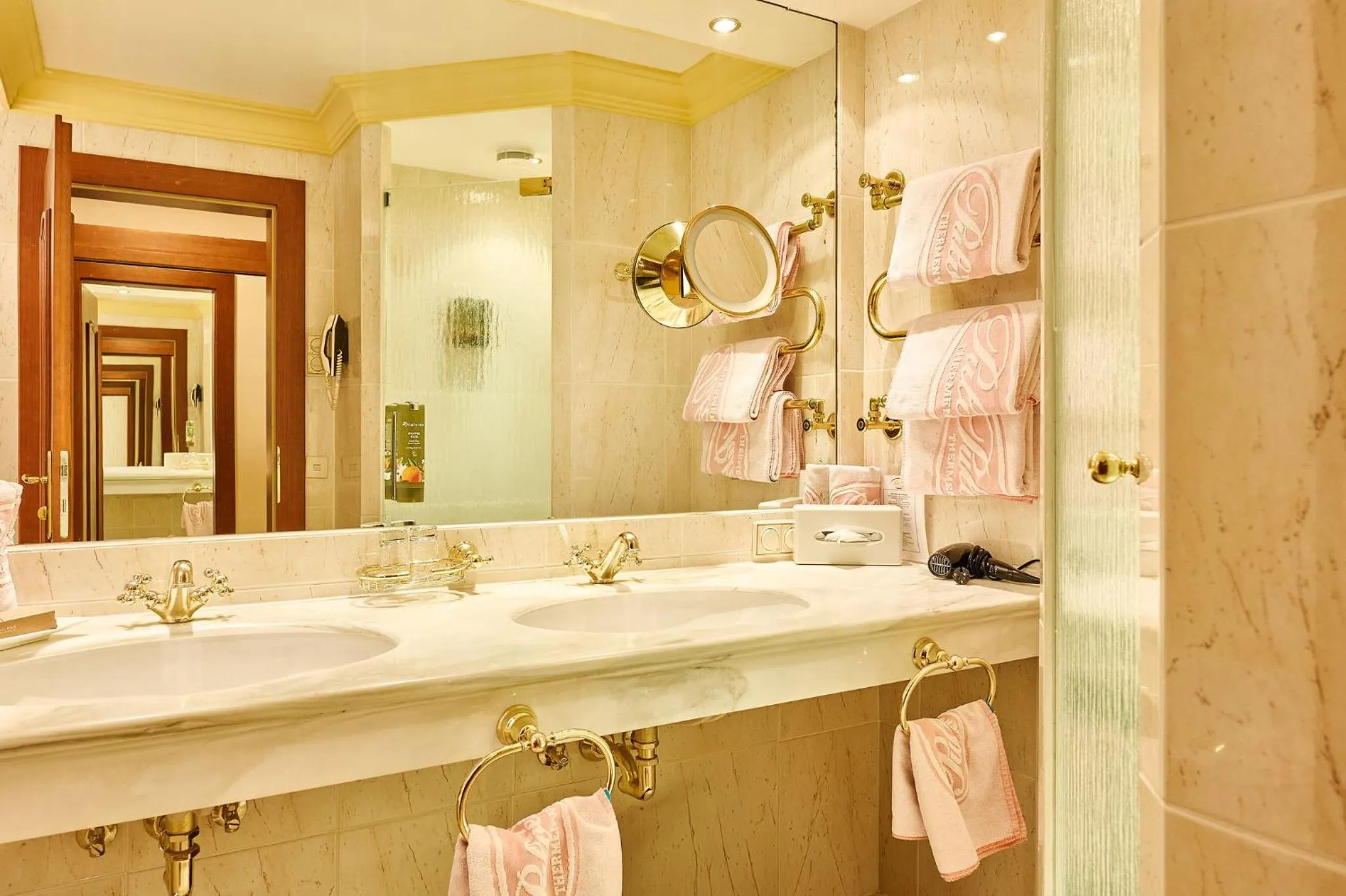 Bathroom in Thermenwelt Hotel Pulverer