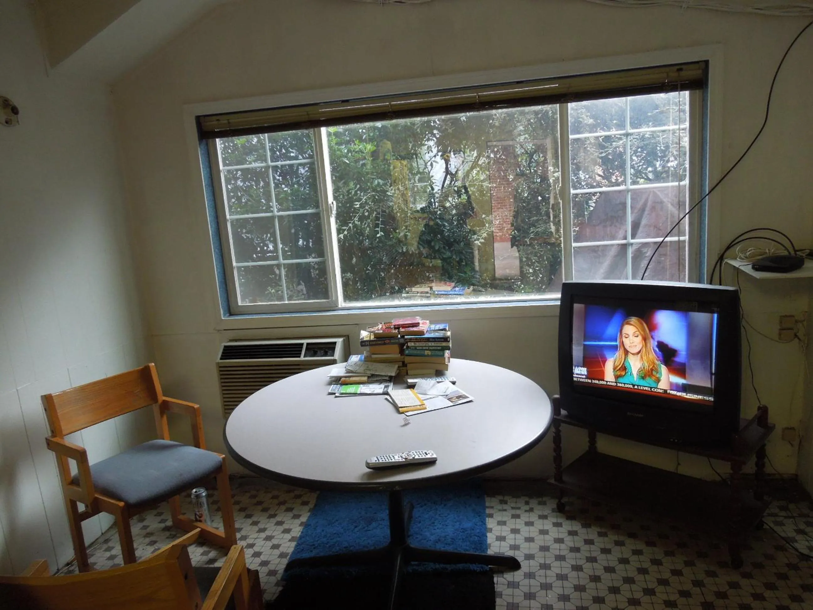 Communal lounge/ TV room in Portland Pensione