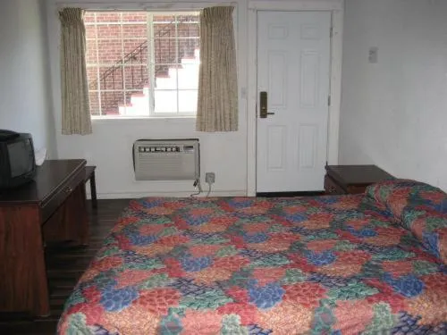 Photo of the whole room, Bed in Portland Pensione