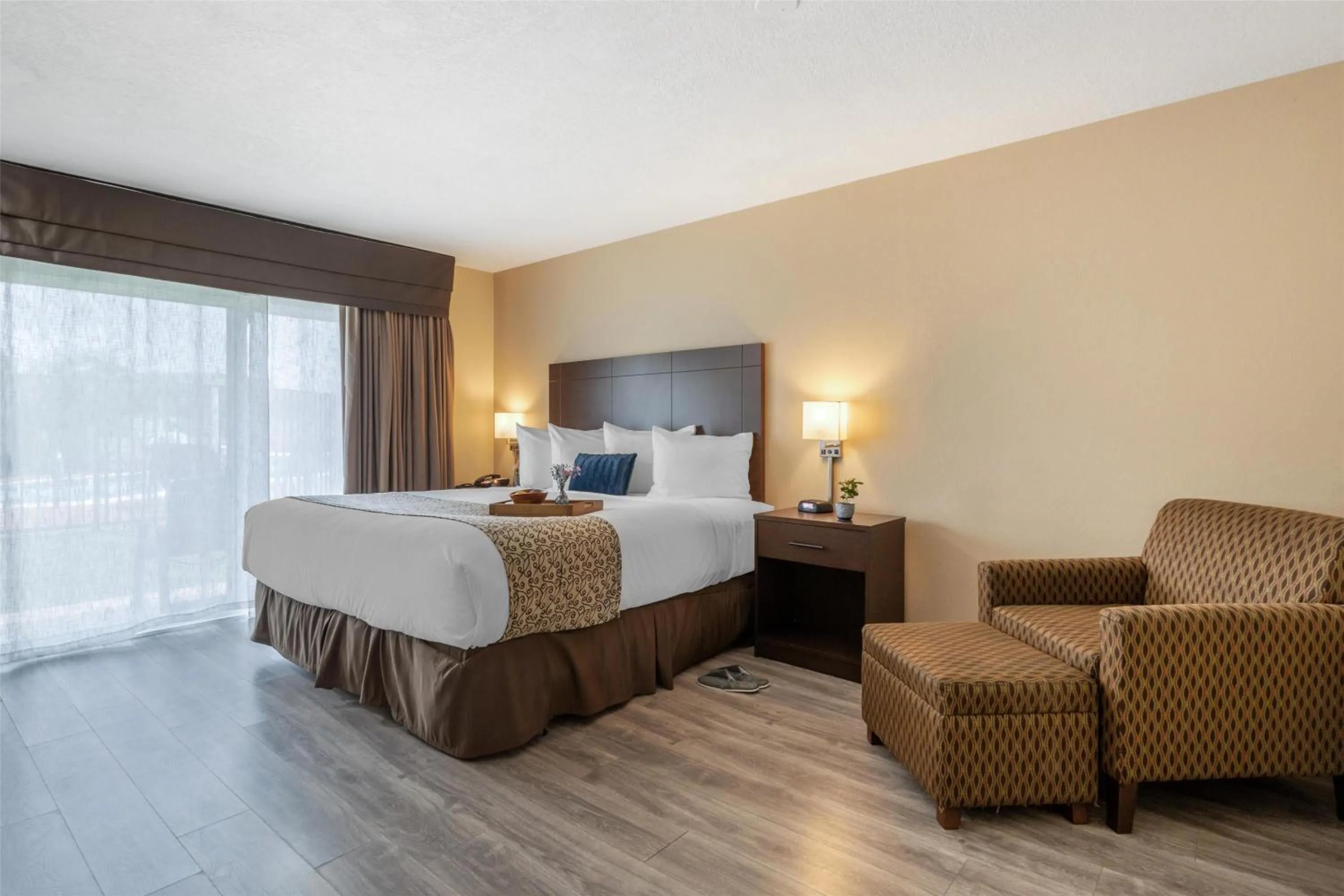 Bedroom, Bed in Best Western Westminster Inn