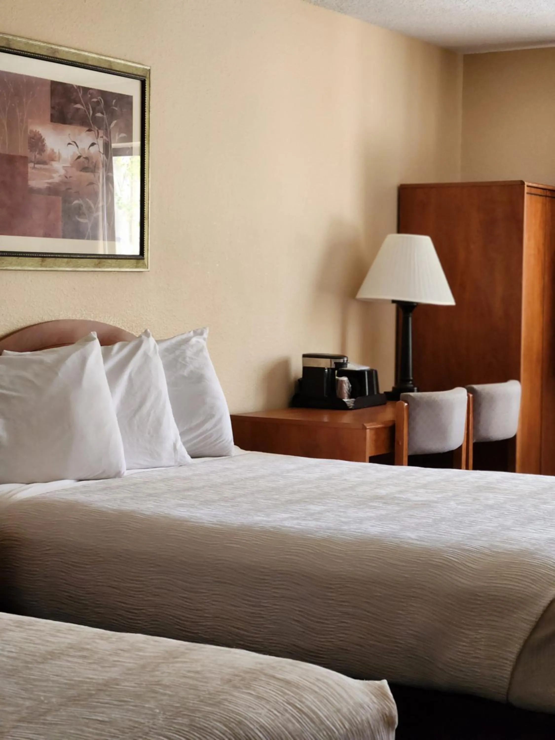 Bedroom, Bed in Luxury Inn & Suites