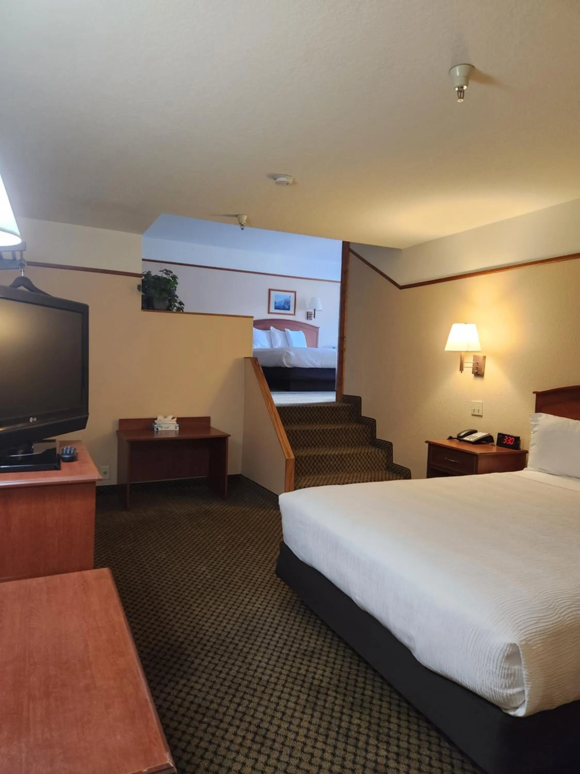 Photo of the whole room, Bed in Luxury Inn & Suites