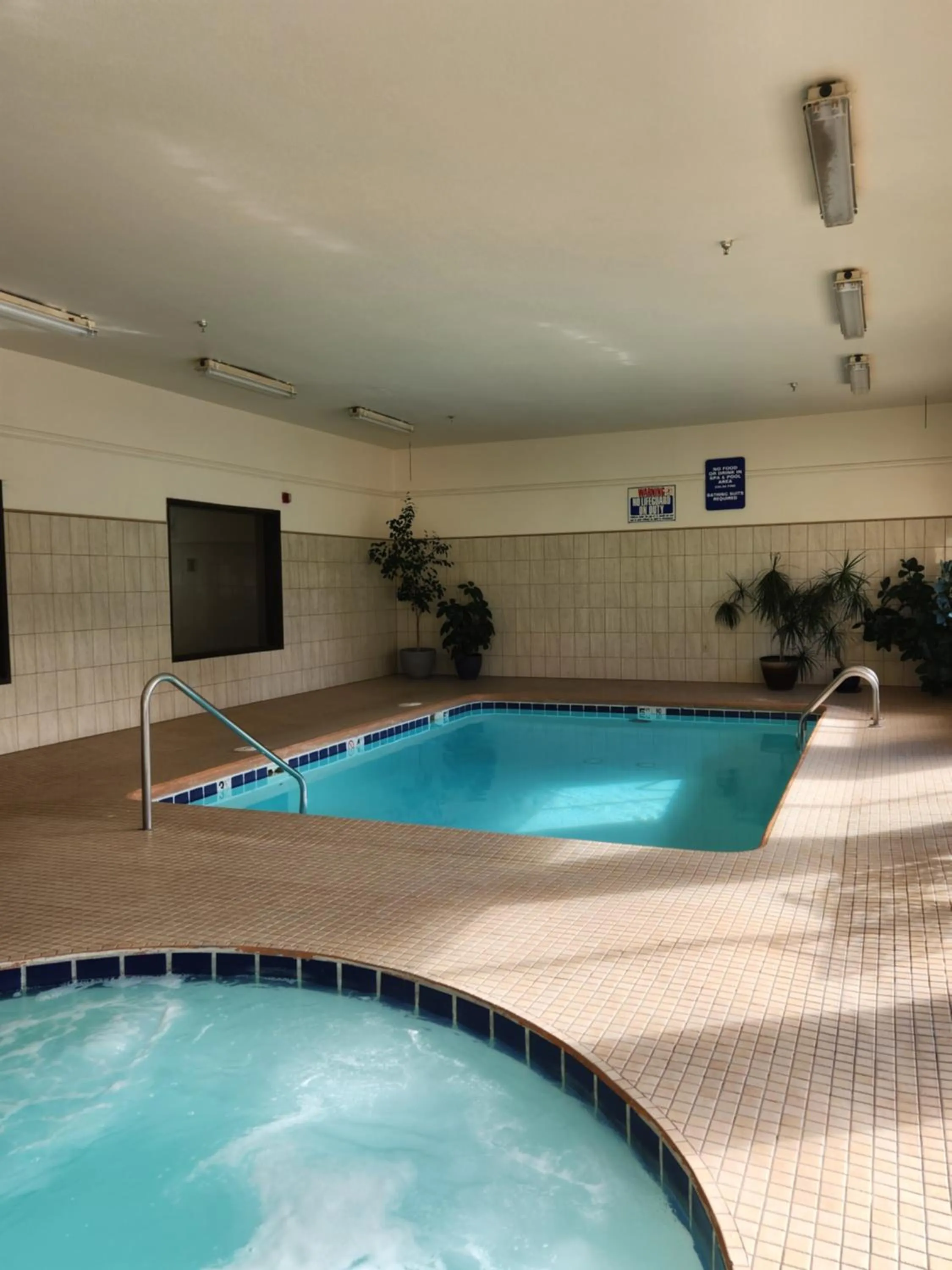 Swimming pool in Luxury Inn & Suites