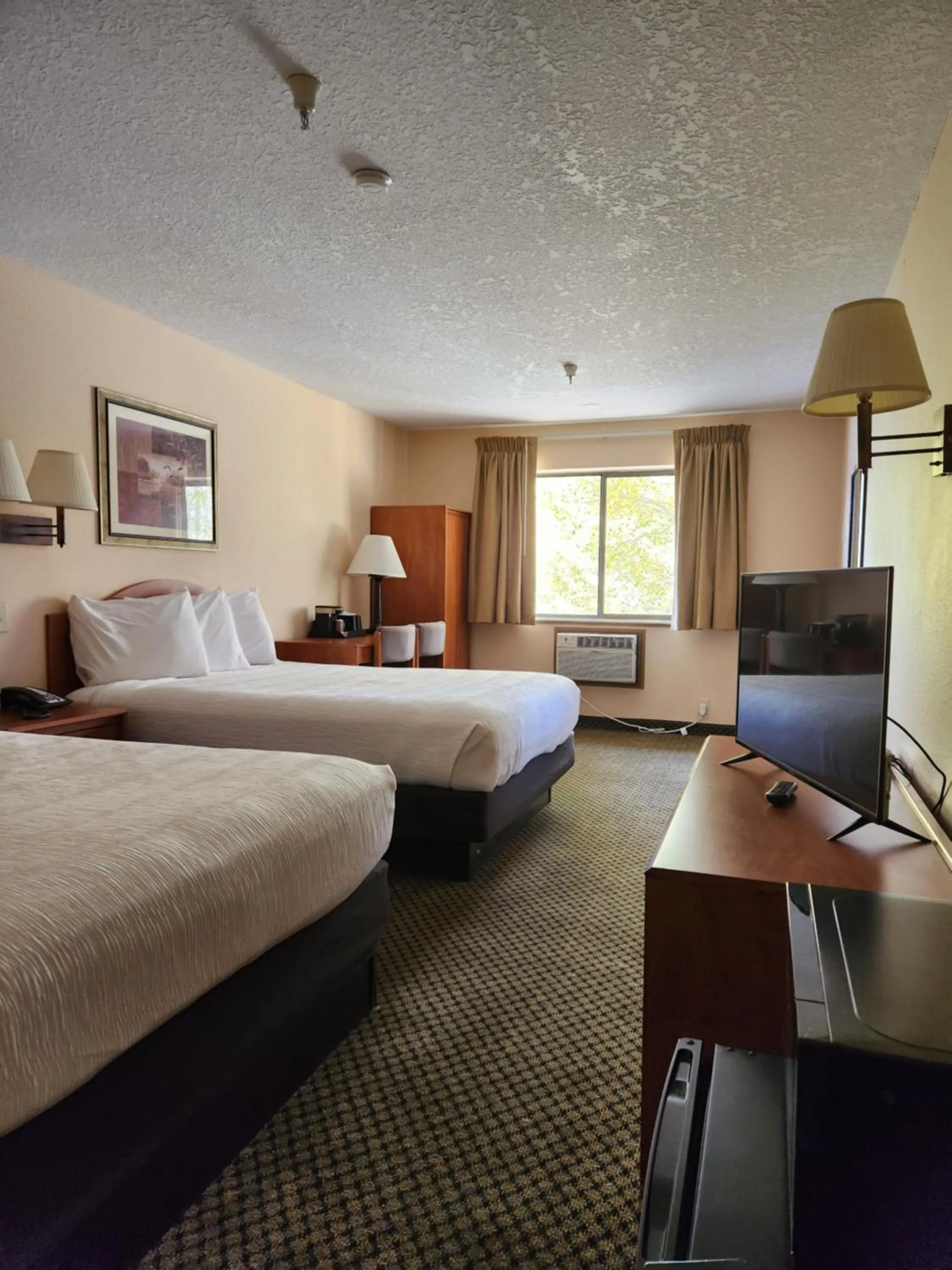 Photo of the whole room, Bed in Luxury Inn & Suites