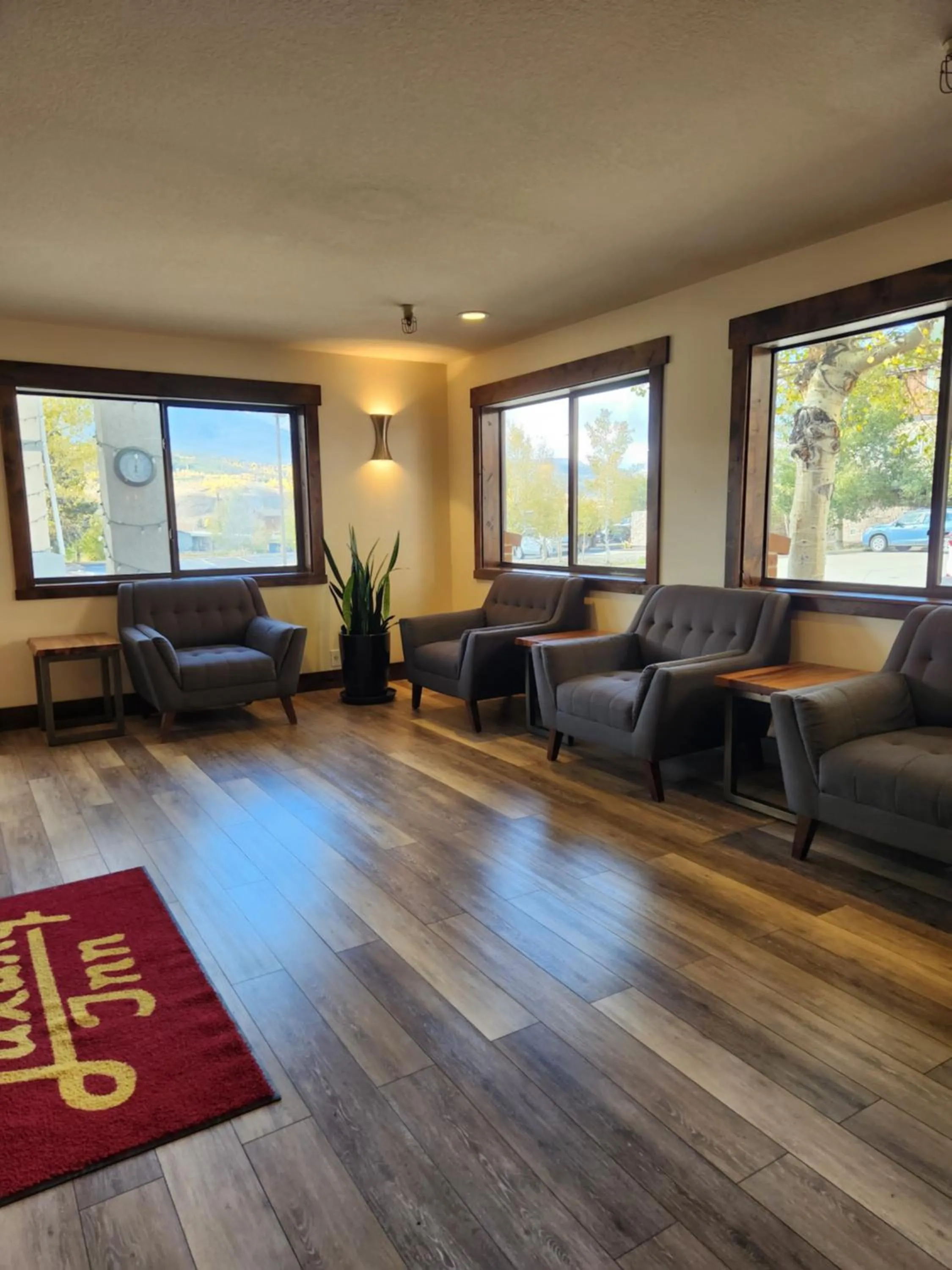 Seating area in Luxury Inn & Suites