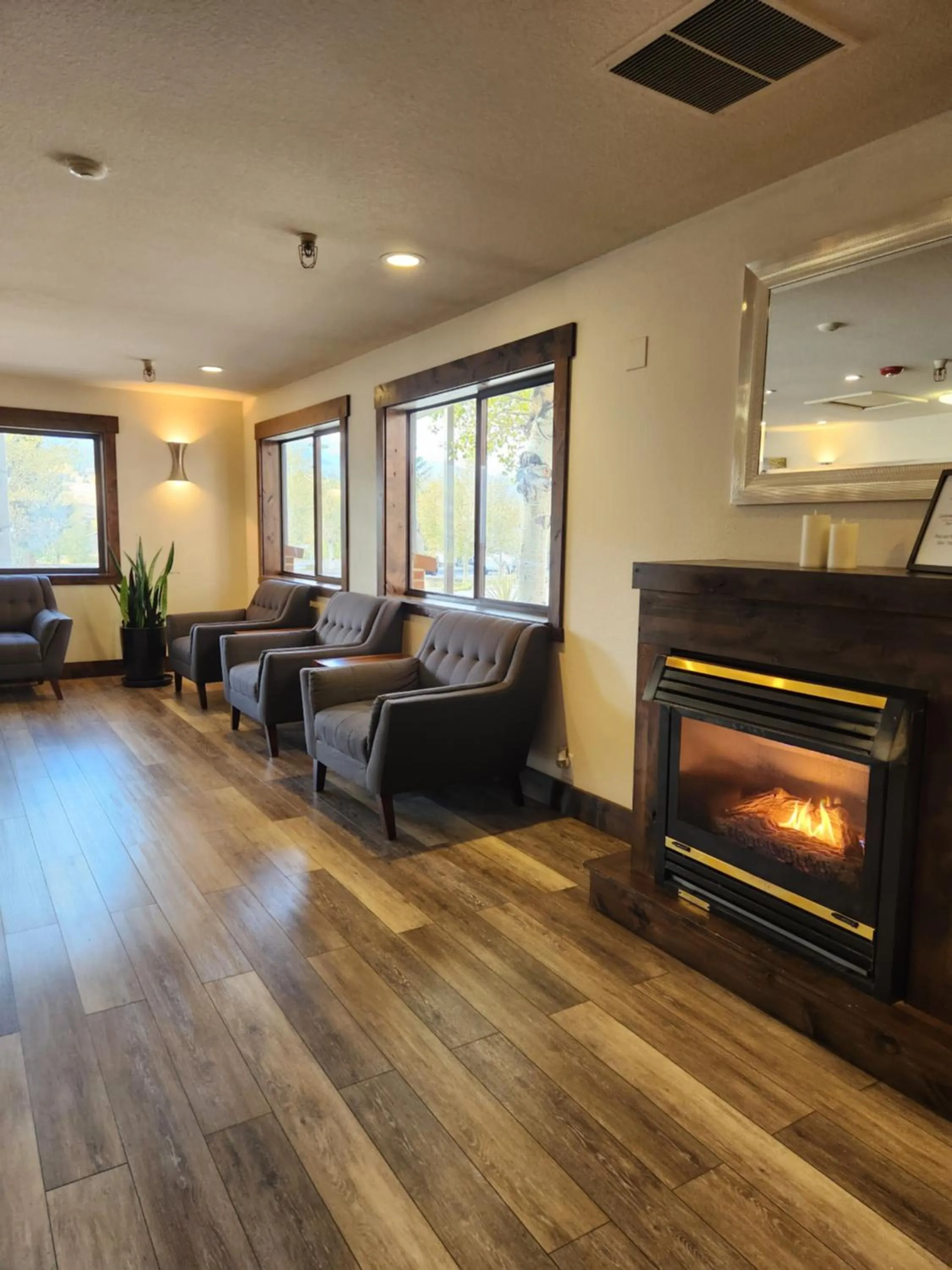 flat iron in Luxury Inn & Suites