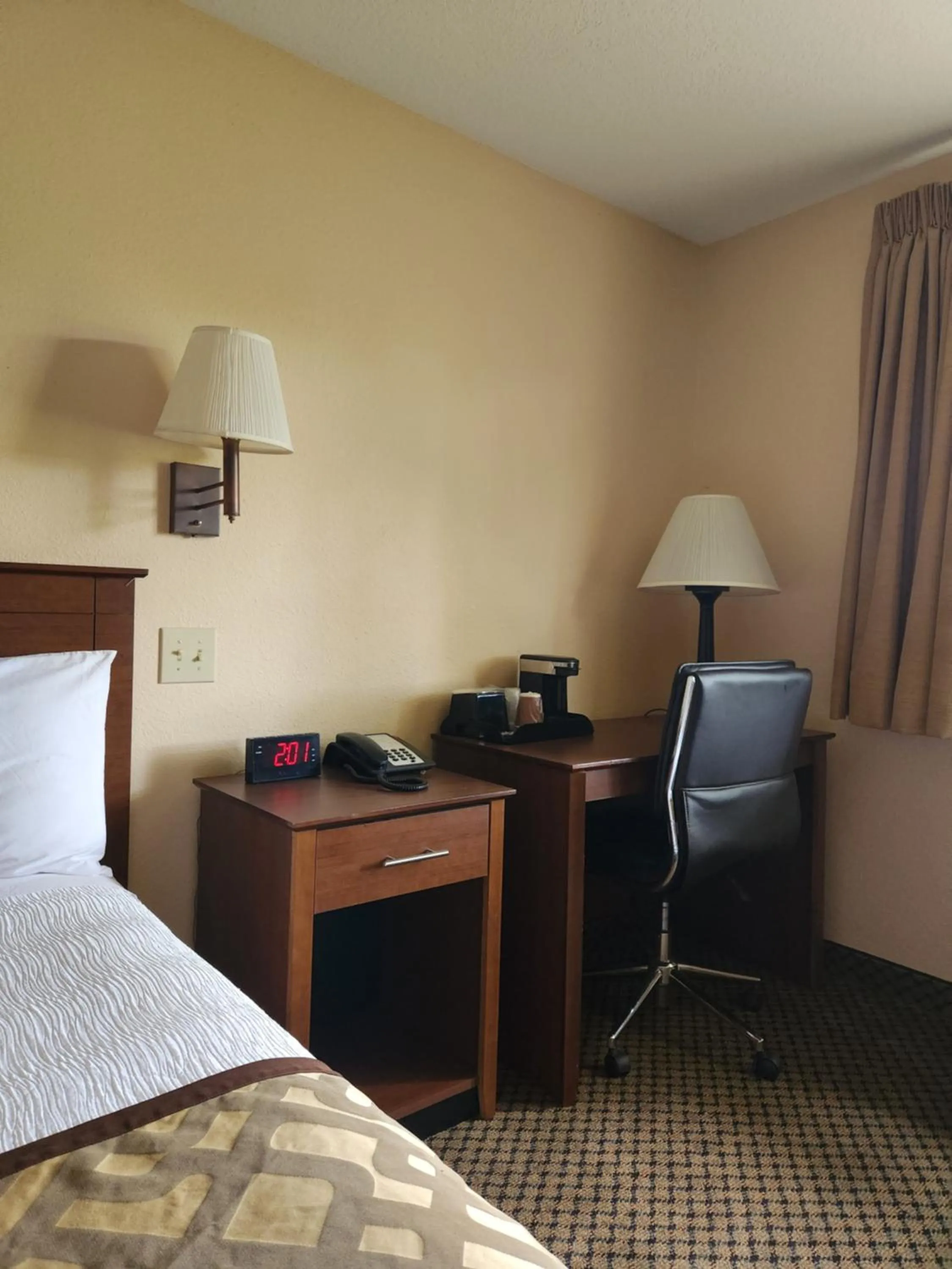 hair dresser, Bed in Luxury Inn & Suites