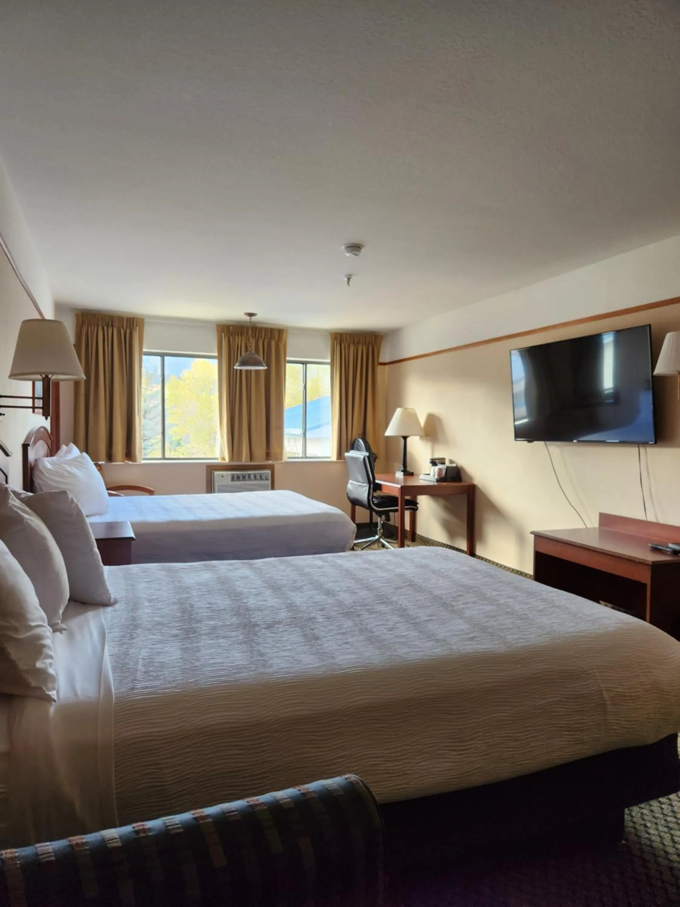 Bedroom, Bed in Luxury Inn & Suites