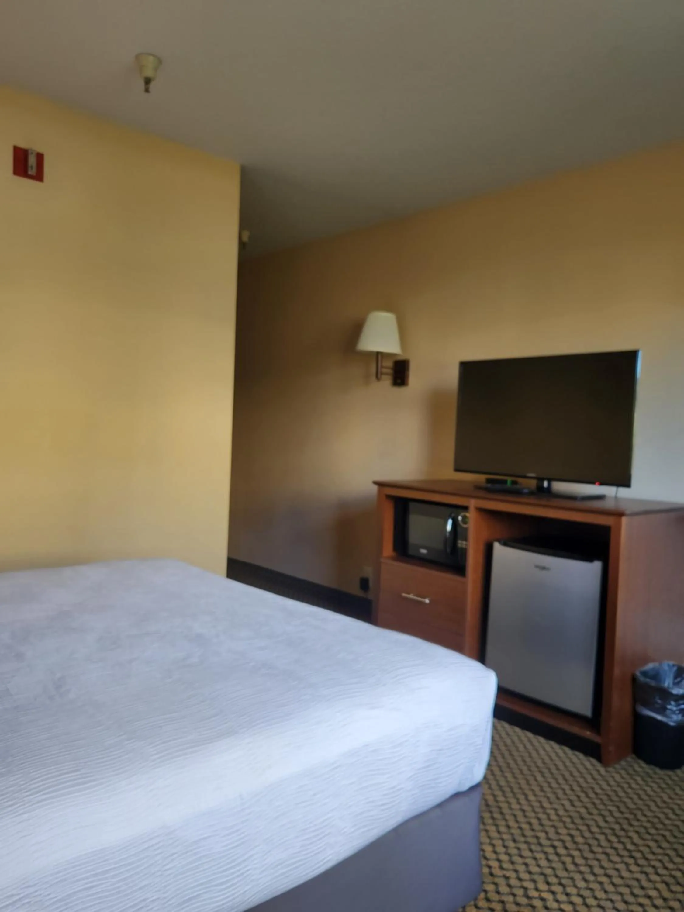 Bedroom, Bed in Luxury Inn & Suites