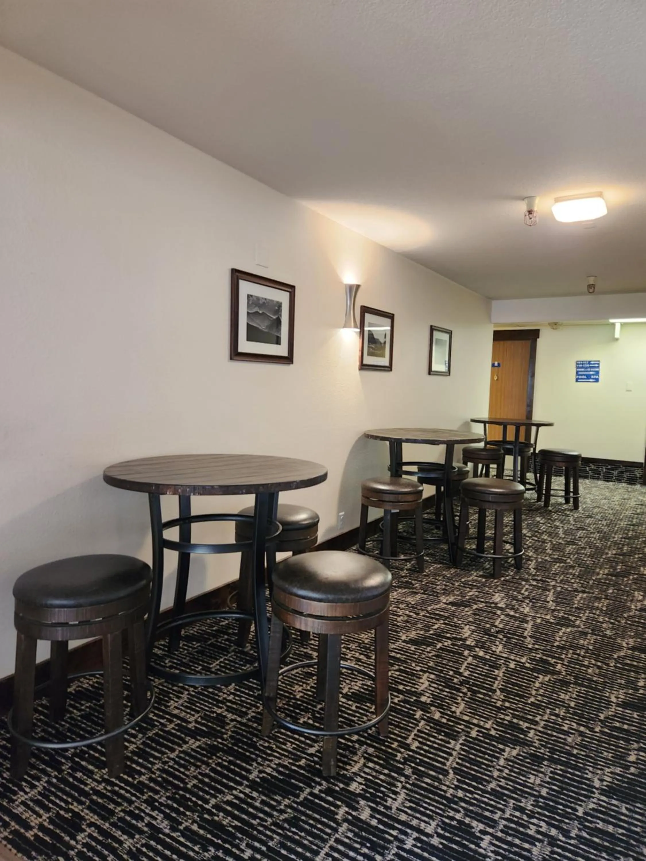 Breakfast in Luxury Inn & Suites