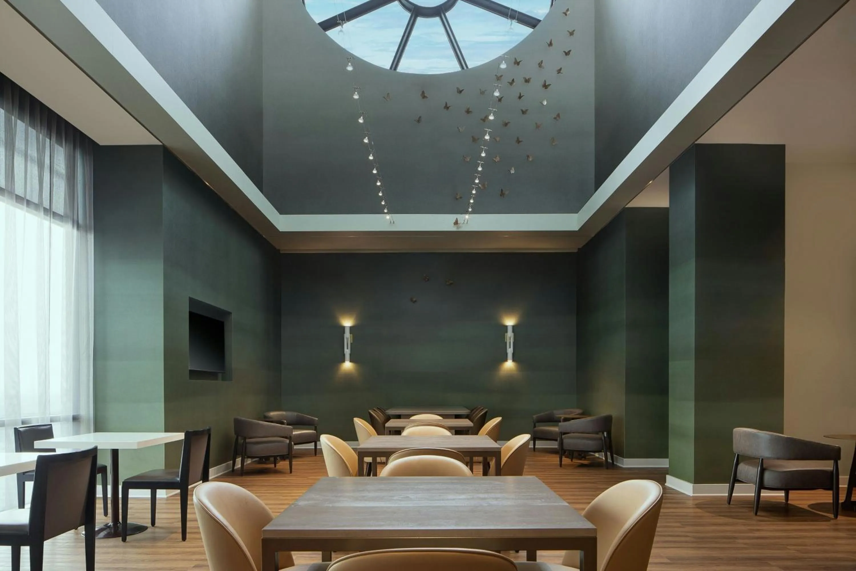 Lounge or bar in The Westin Galleria Dallas