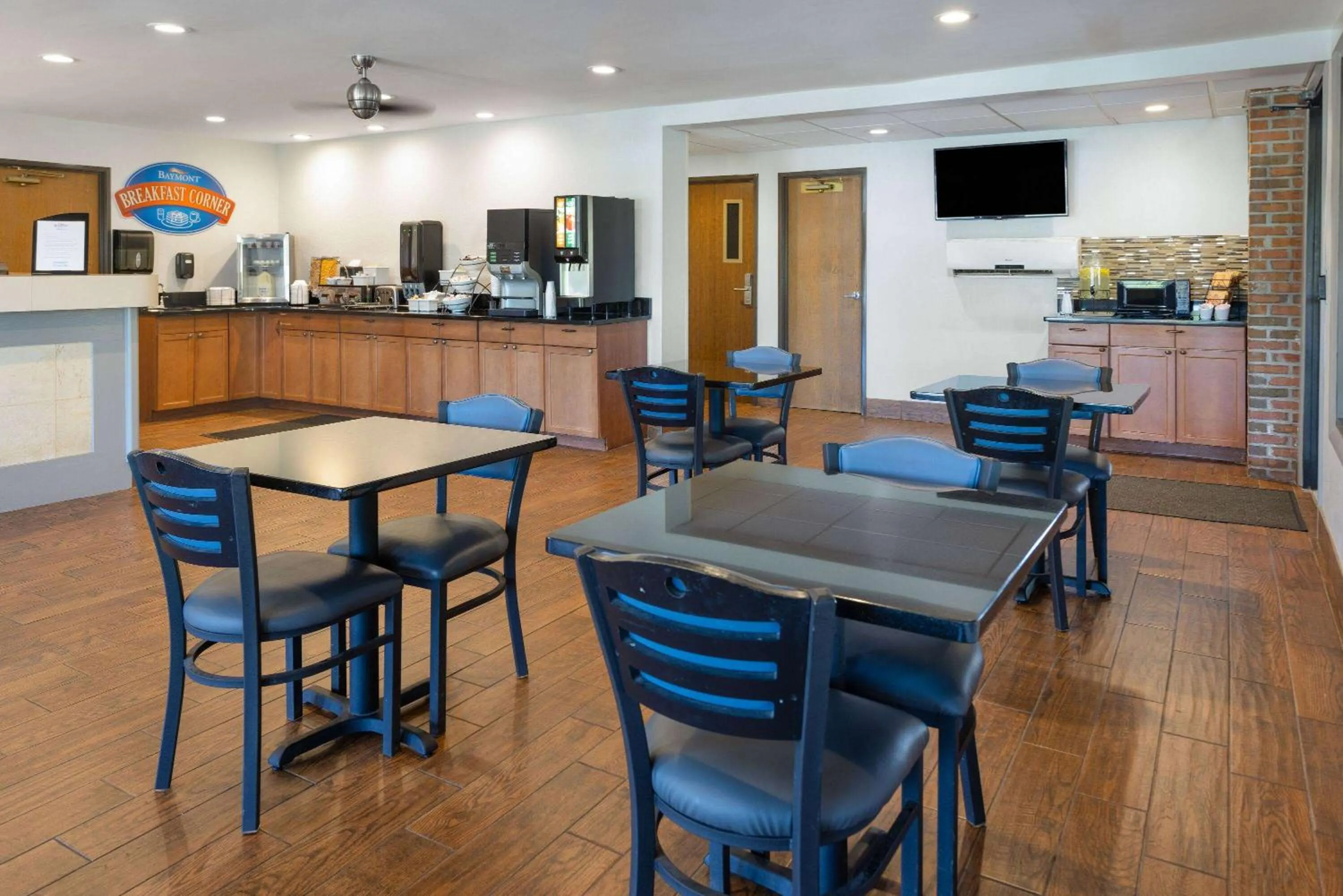 Dining area in Baymont by Wyndham LaGrange
