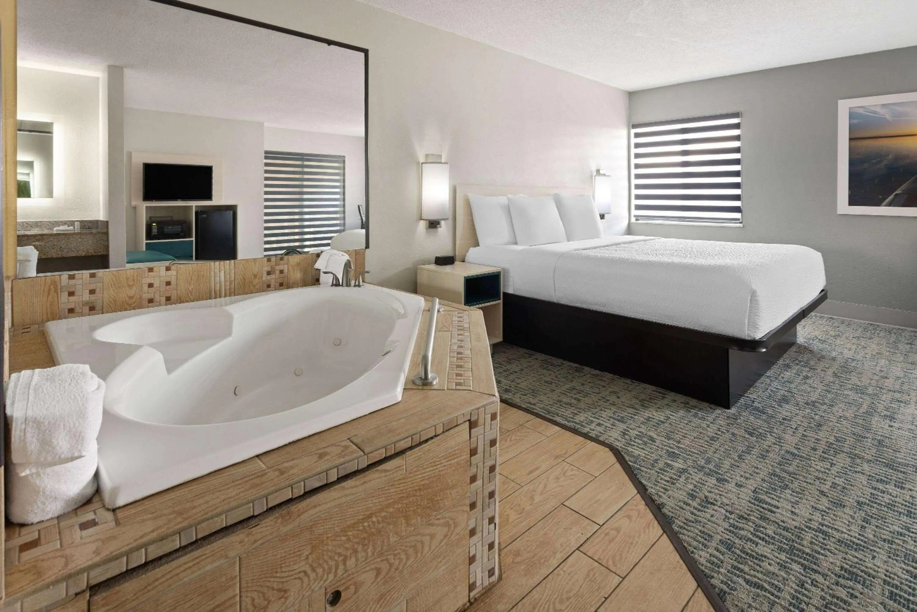 Photo of the whole room, Bed in Baymont by Wyndham LaGrange