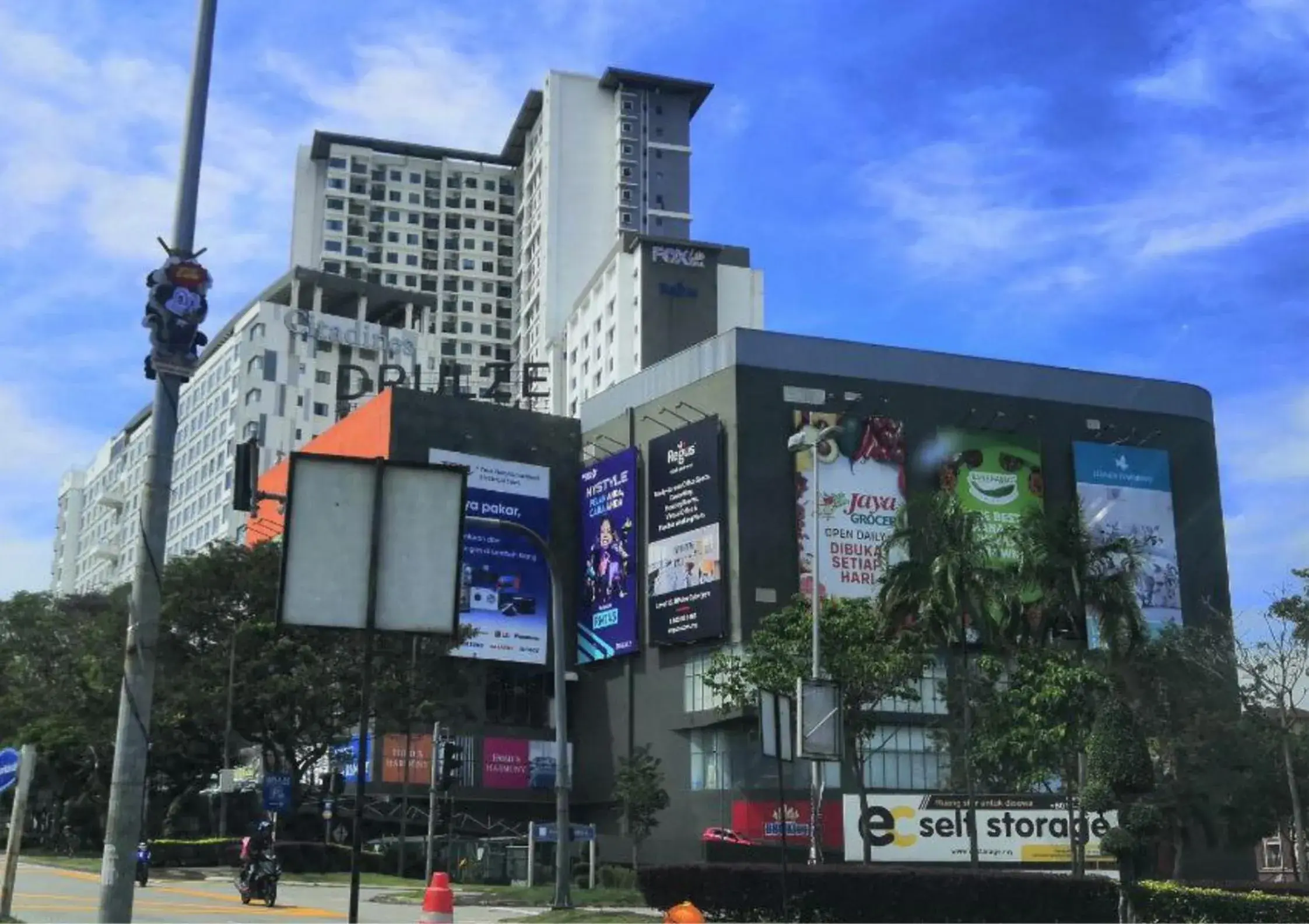 One-Bedroom Apartment in Cozy Park View Stay Above DPulze Mall #DP1 One-Bedroom Apartment in Cozy Park View Stay Above DPulze Mall #DP1