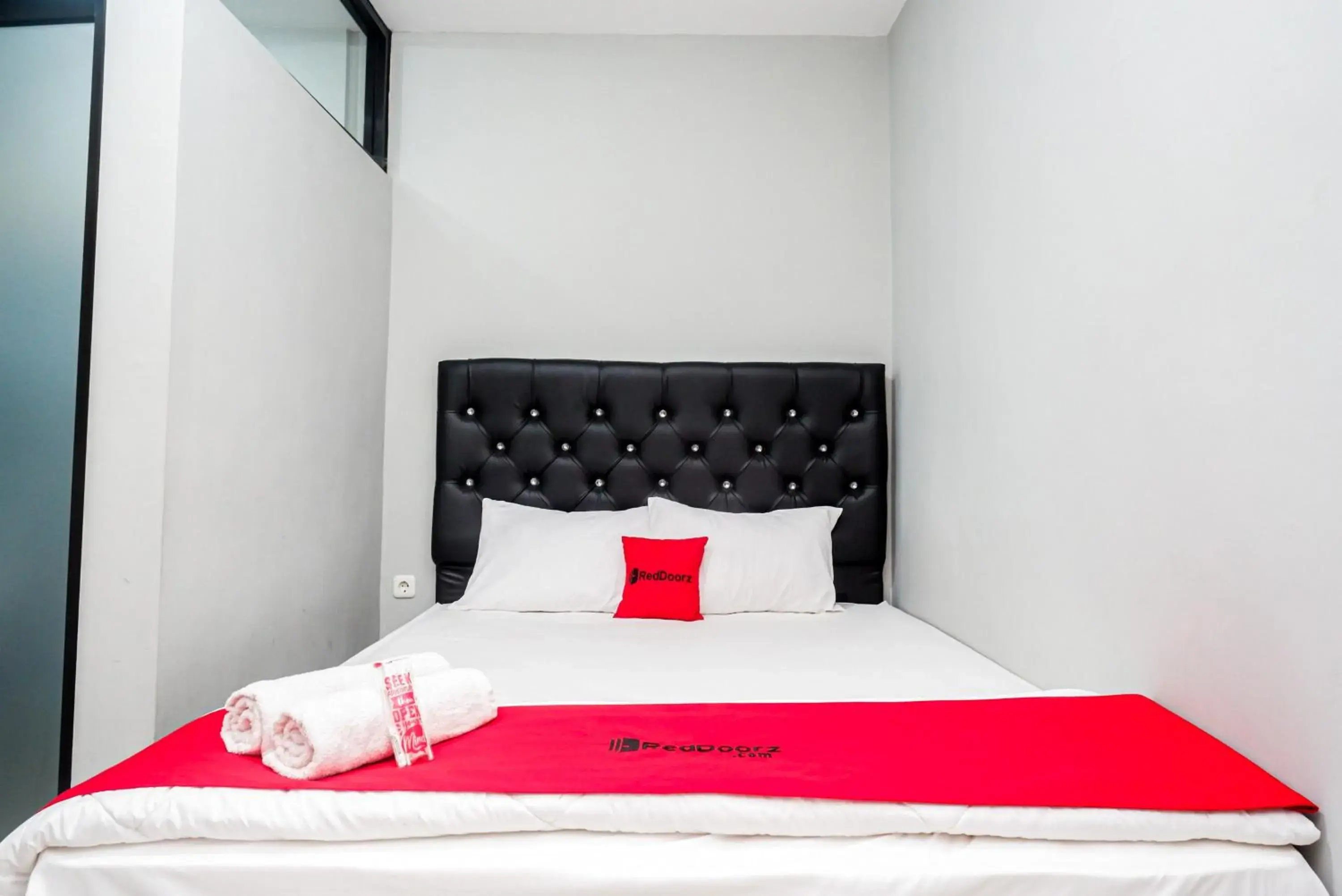 Bedroom, Bed in RedDoorz Plus @ Kalpataru Bedroom, Bed in RedDoorz Plus @ Kalpataru