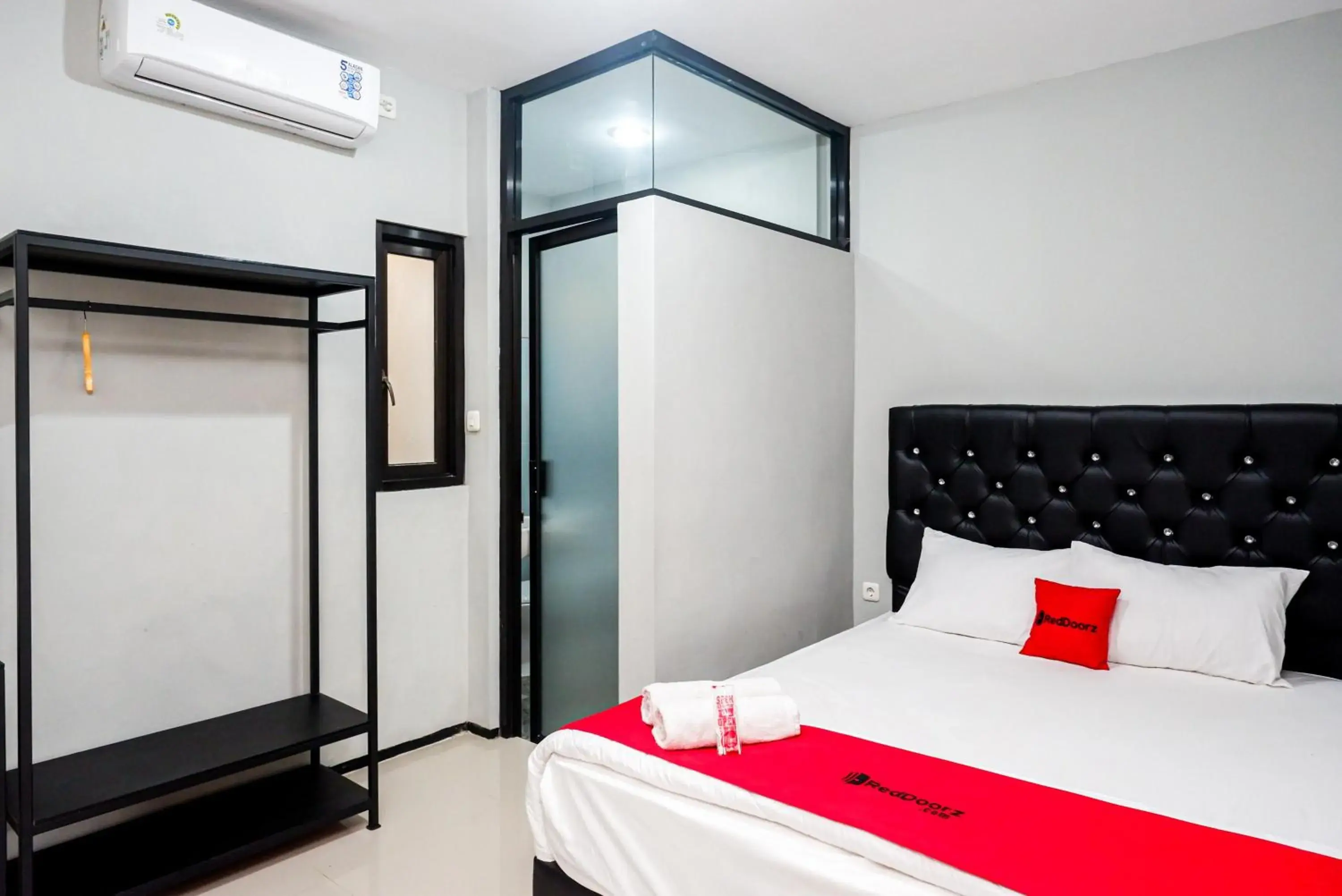 Bedroom, Bed in RedDoorz Plus @ Kalpataru Bedroom, Bed in RedDoorz Plus @ Kalpataru