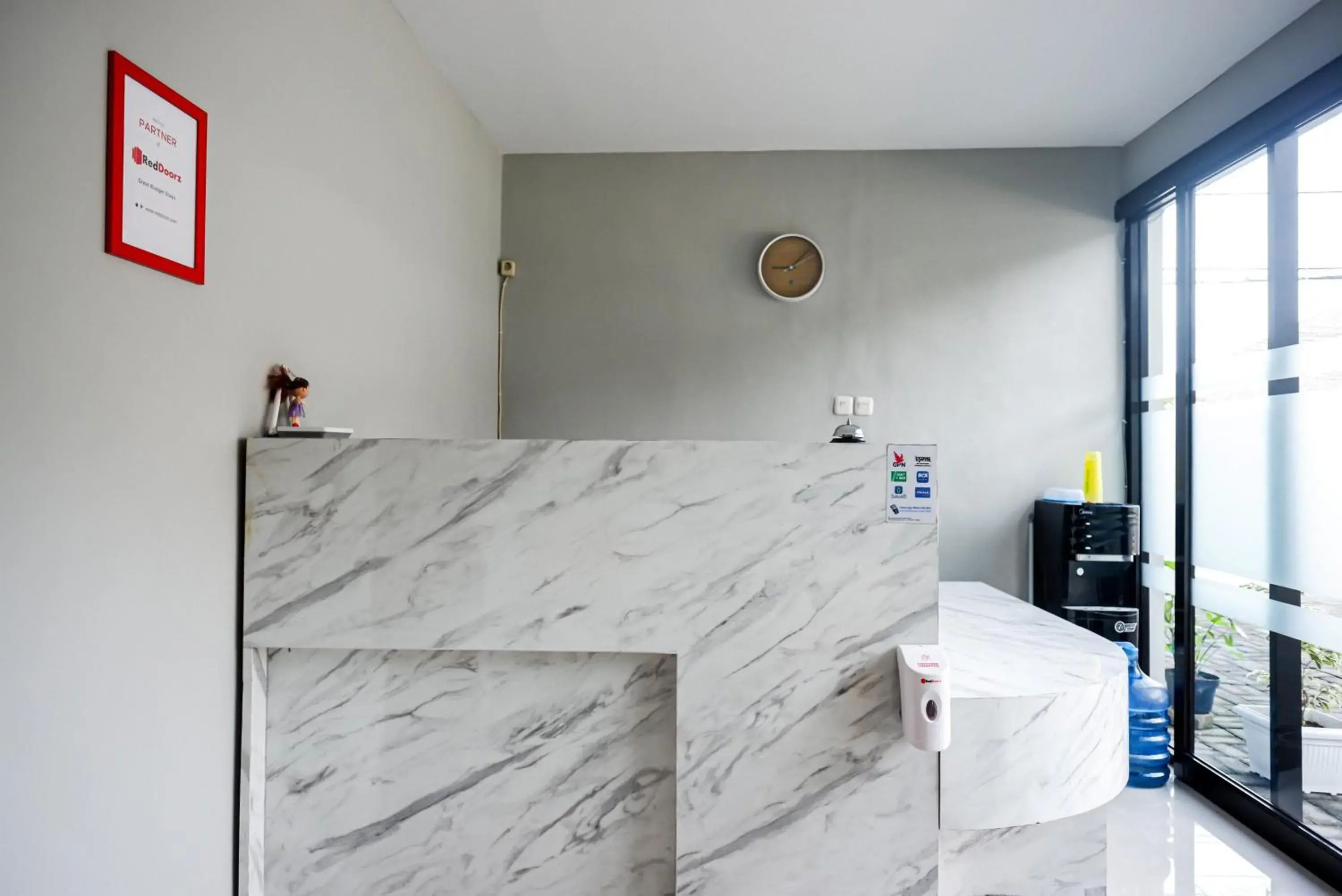 Lobby or reception in RedDoorz Plus @ Kalpataru Lobby or reception in RedDoorz Plus @ Kalpataru