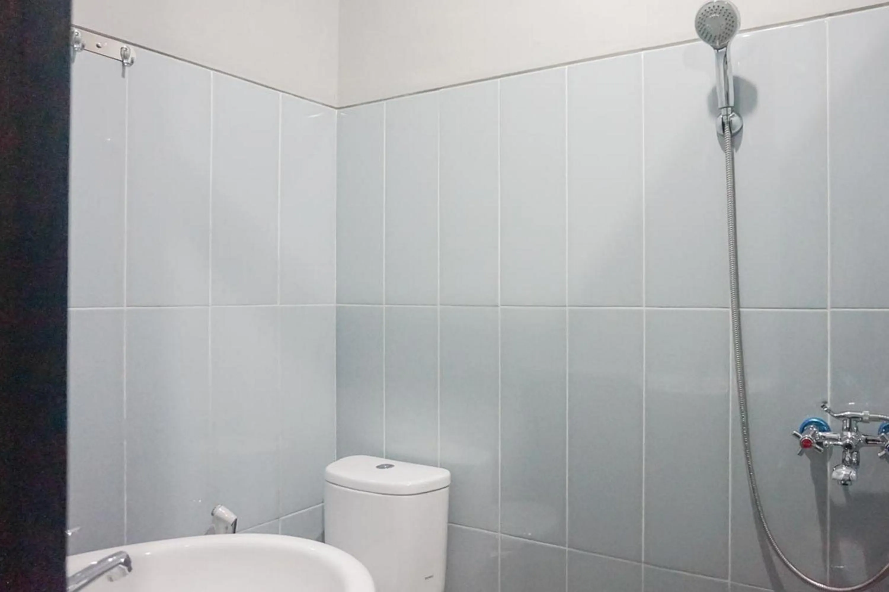 Bathroom in RedDoorz Plus @ Kalpataru