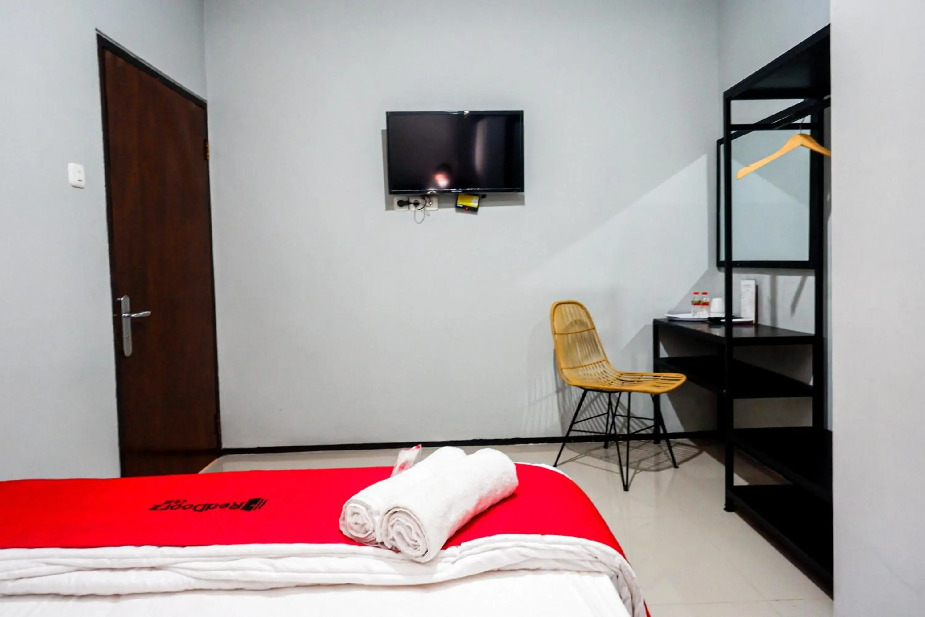 Bedroom, Bed in RedDoorz Plus @ Kalpataru Bedroom, Bed in RedDoorz Plus @ Kalpataru