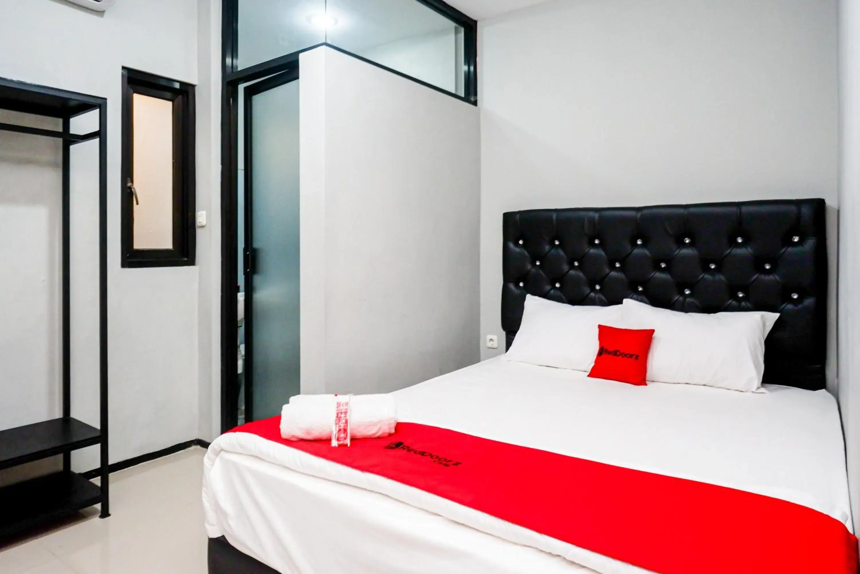 Bedroom, Bed in RedDoorz Plus @ Kalpataru Bedroom, Bed in RedDoorz Plus @ Kalpataru