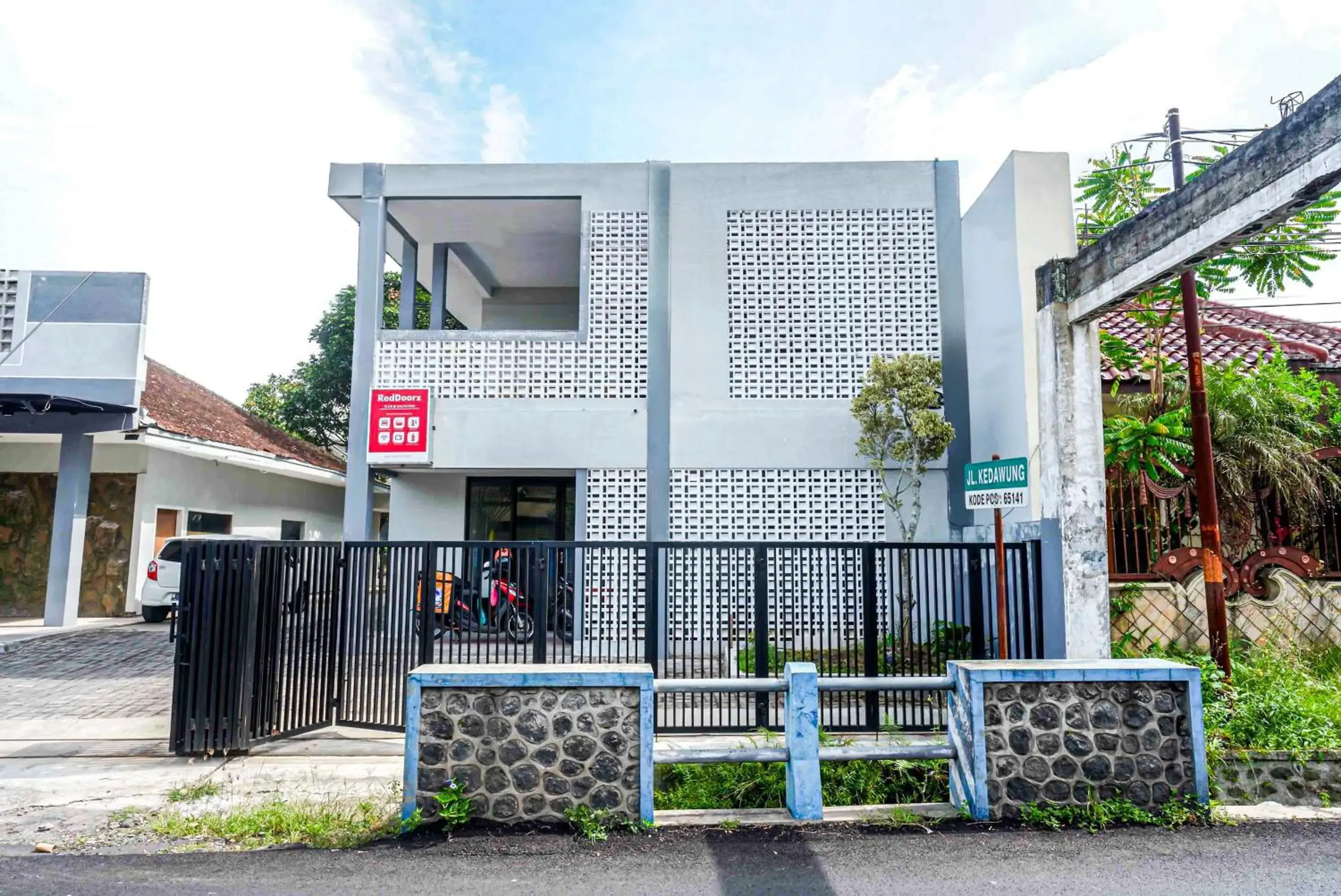 Facade/entrance in RedDoorz Plus @ Kalpataru Facade/entrance in RedDoorz Plus @ Kalpataru