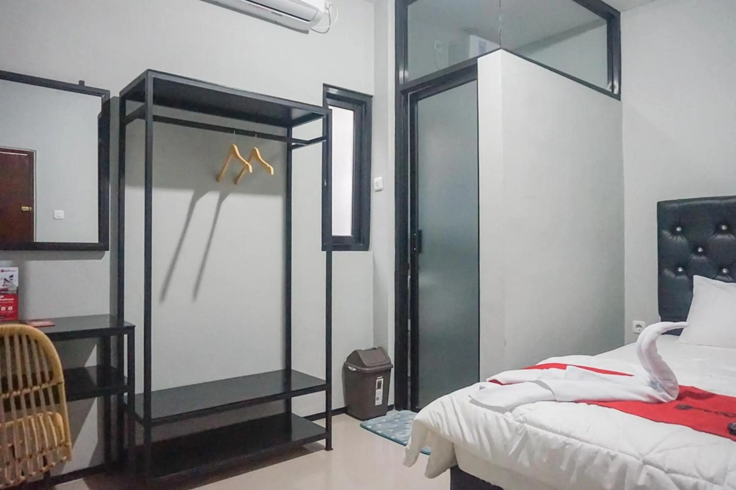 Bed in RedDoorz Plus @ Kalpataru Bed in RedDoorz Plus @ Kalpataru