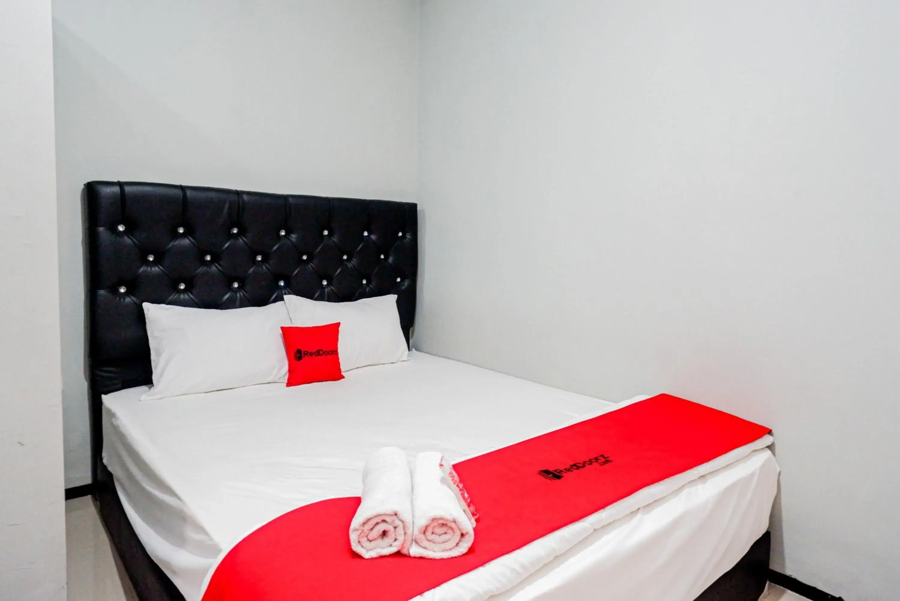 Bedroom, Bed in RedDoorz Plus @ Kalpataru Bedroom, Bed in RedDoorz Plus @ Kalpataru