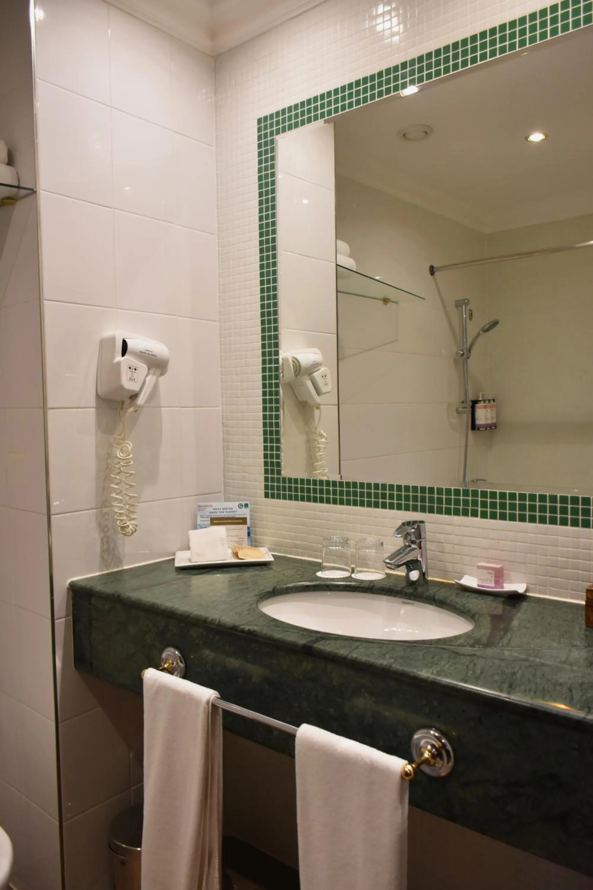 Bathroom in Montrose - A Mayfair Collection Hotel
