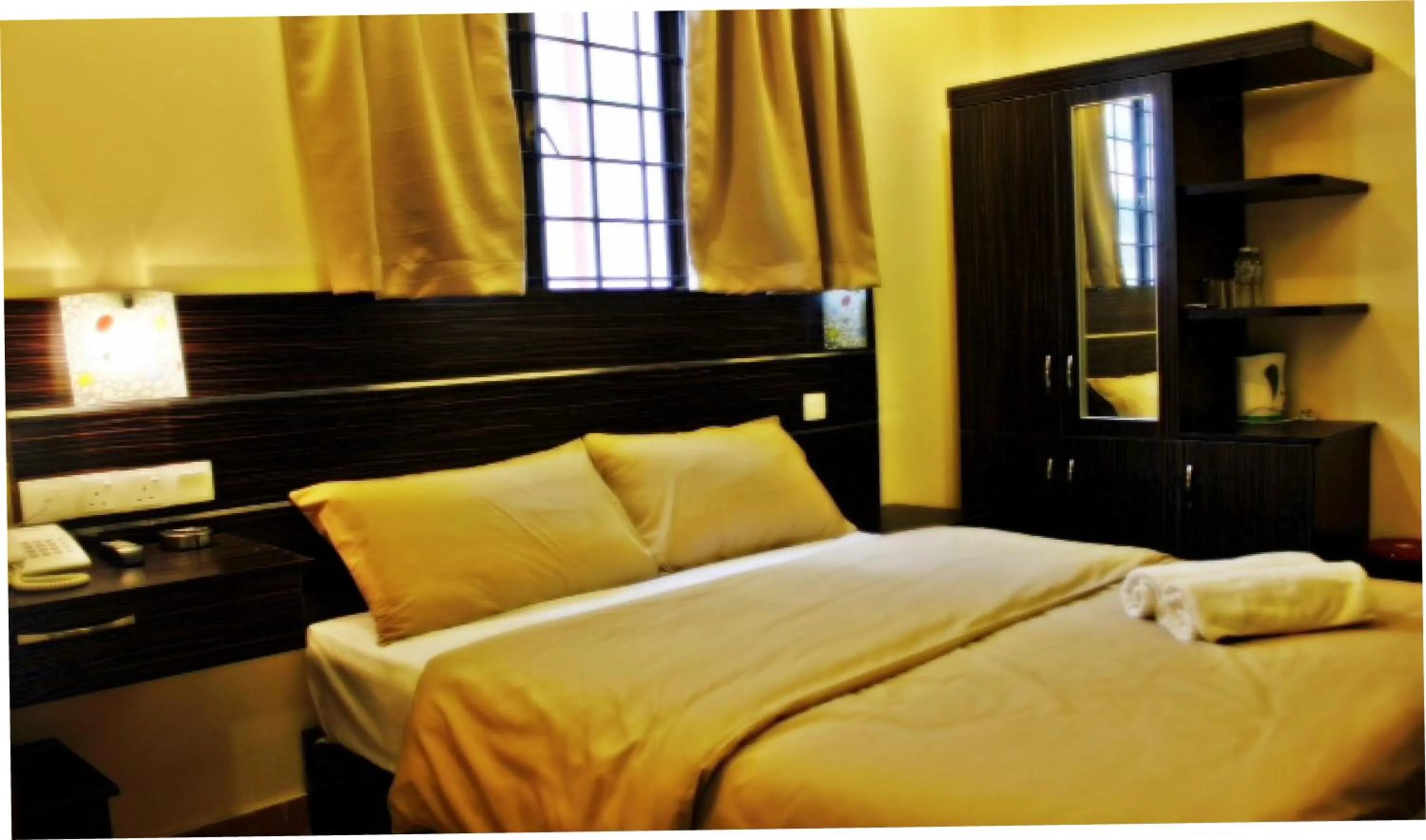 View (from property/room), Bed in GOLDEN PALACE